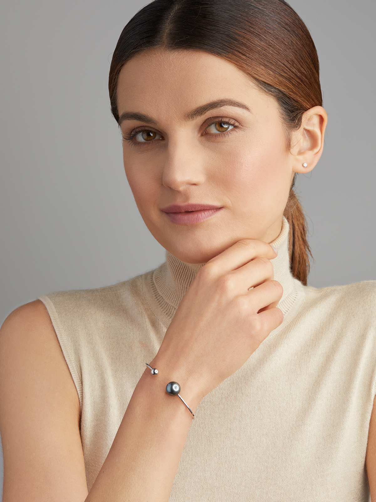 Open designed bangle with Tahiti pearl