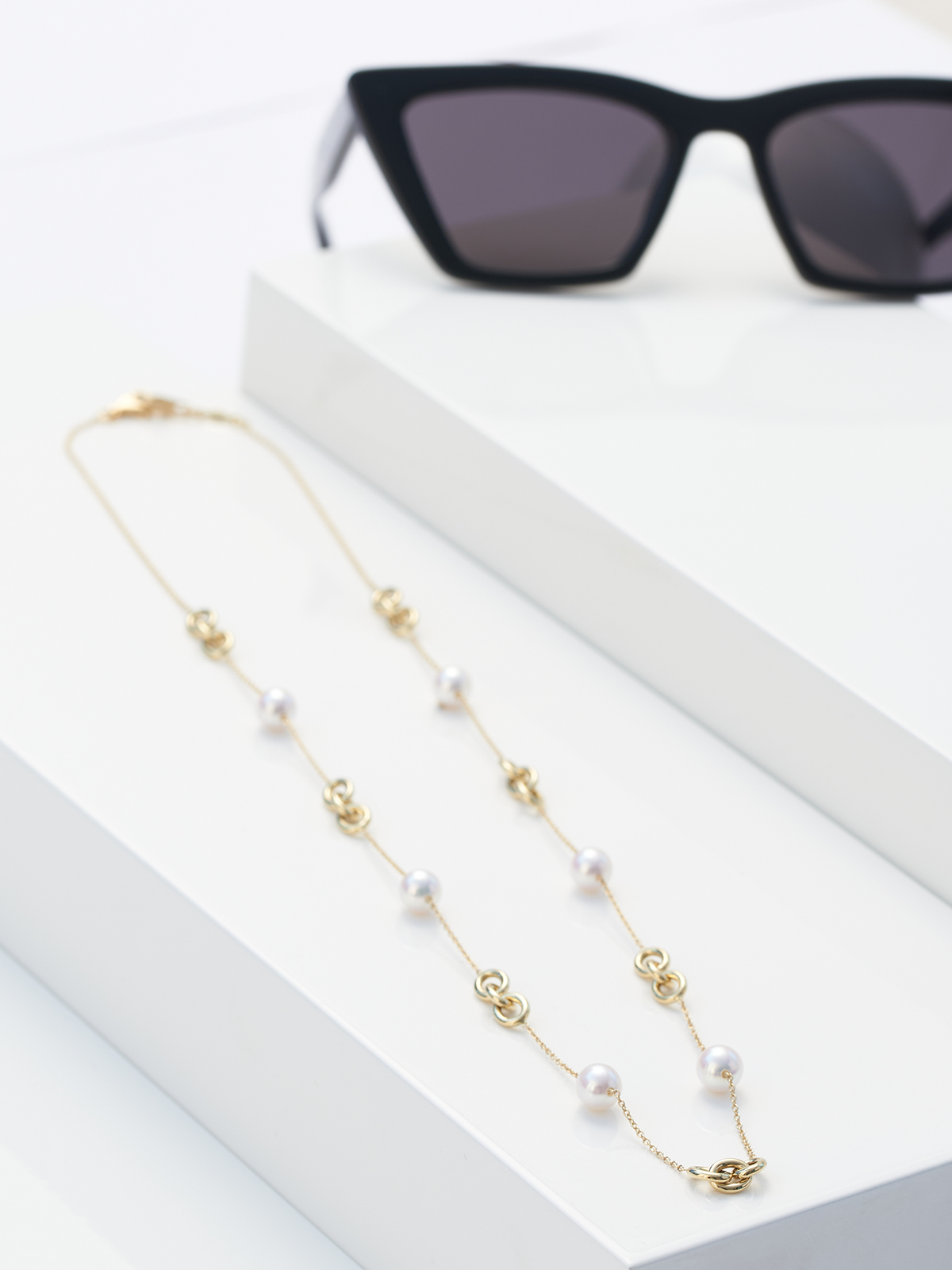 Versatile eyewear chain in yellow gold with Akoya pearls