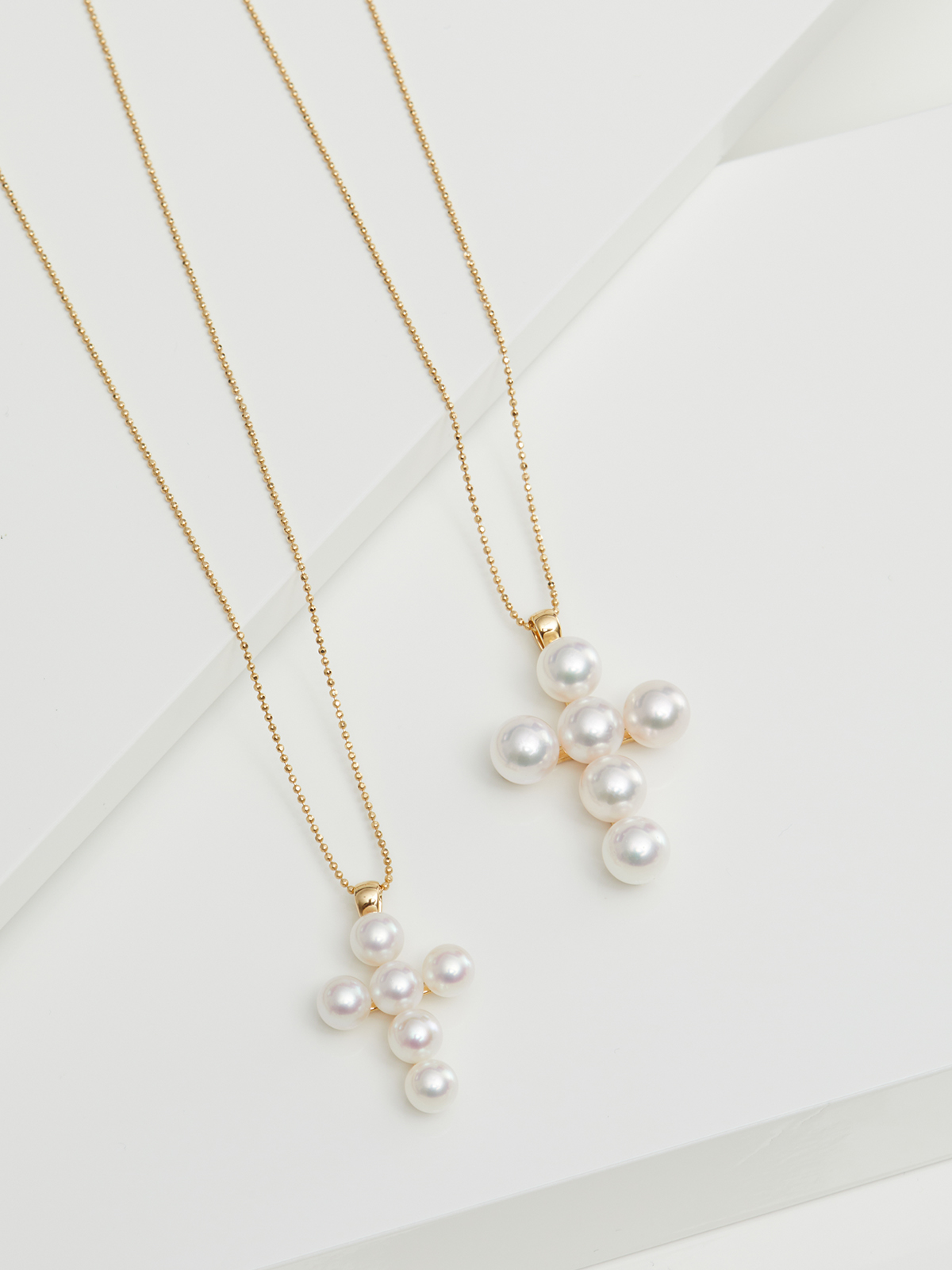 Necklace in yellow gold with Akoya pearl cross pendant