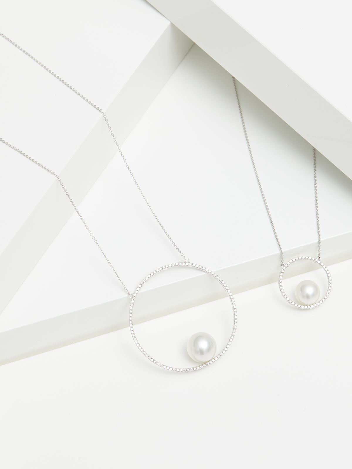 Necklace with diamond circle and Freshwater pearl