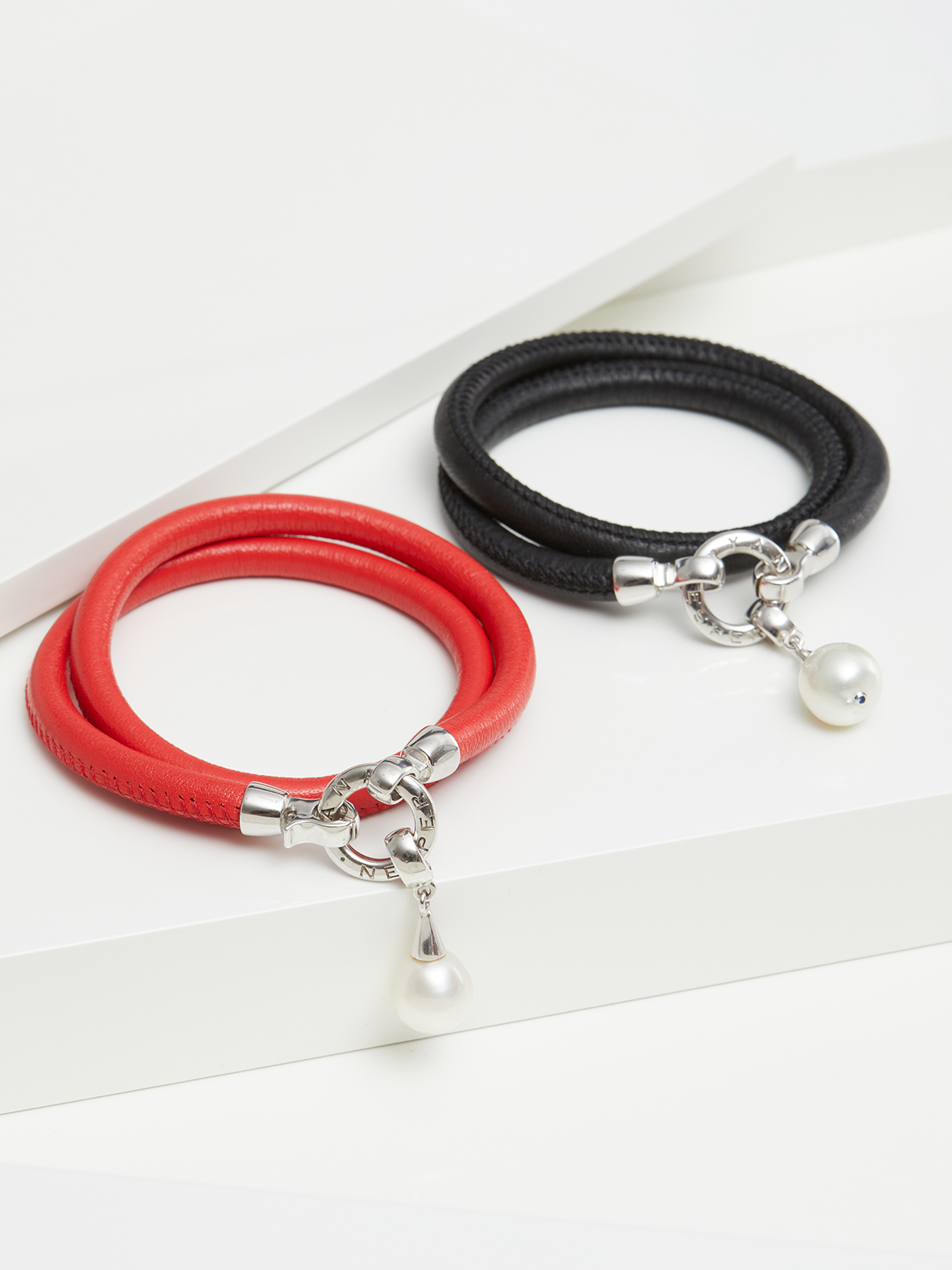 Versatile leather bracelet in black with South Sea pearl pendant