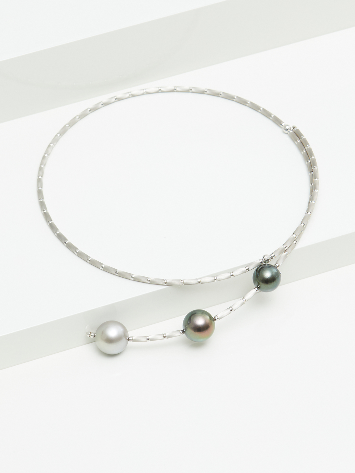 Charming, magnetic pearl choker in white gold