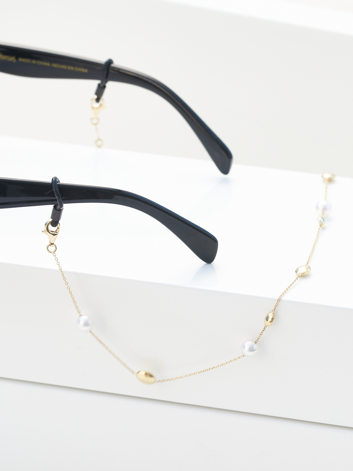 Versatile glasses chain in yellow gold with Akoya pearls