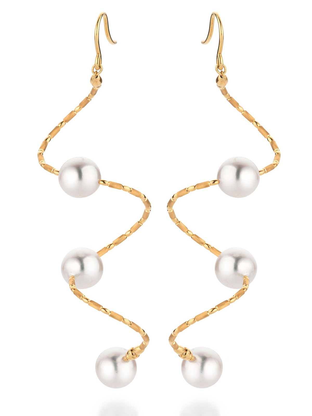 Elegant earrings with Akoya pearls in yellow gold