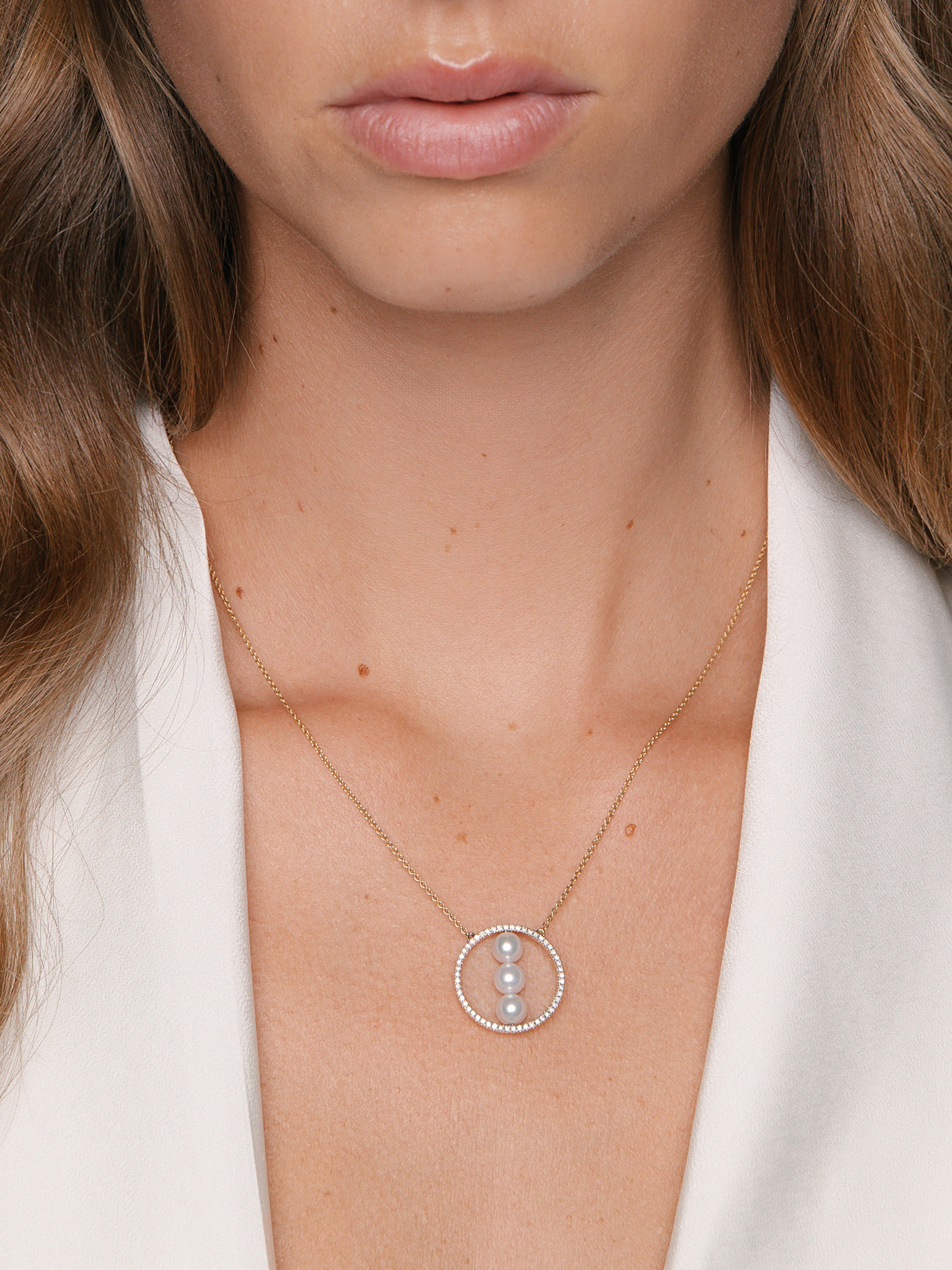 Elegant gold necklace with diamonds and Akoya pearls