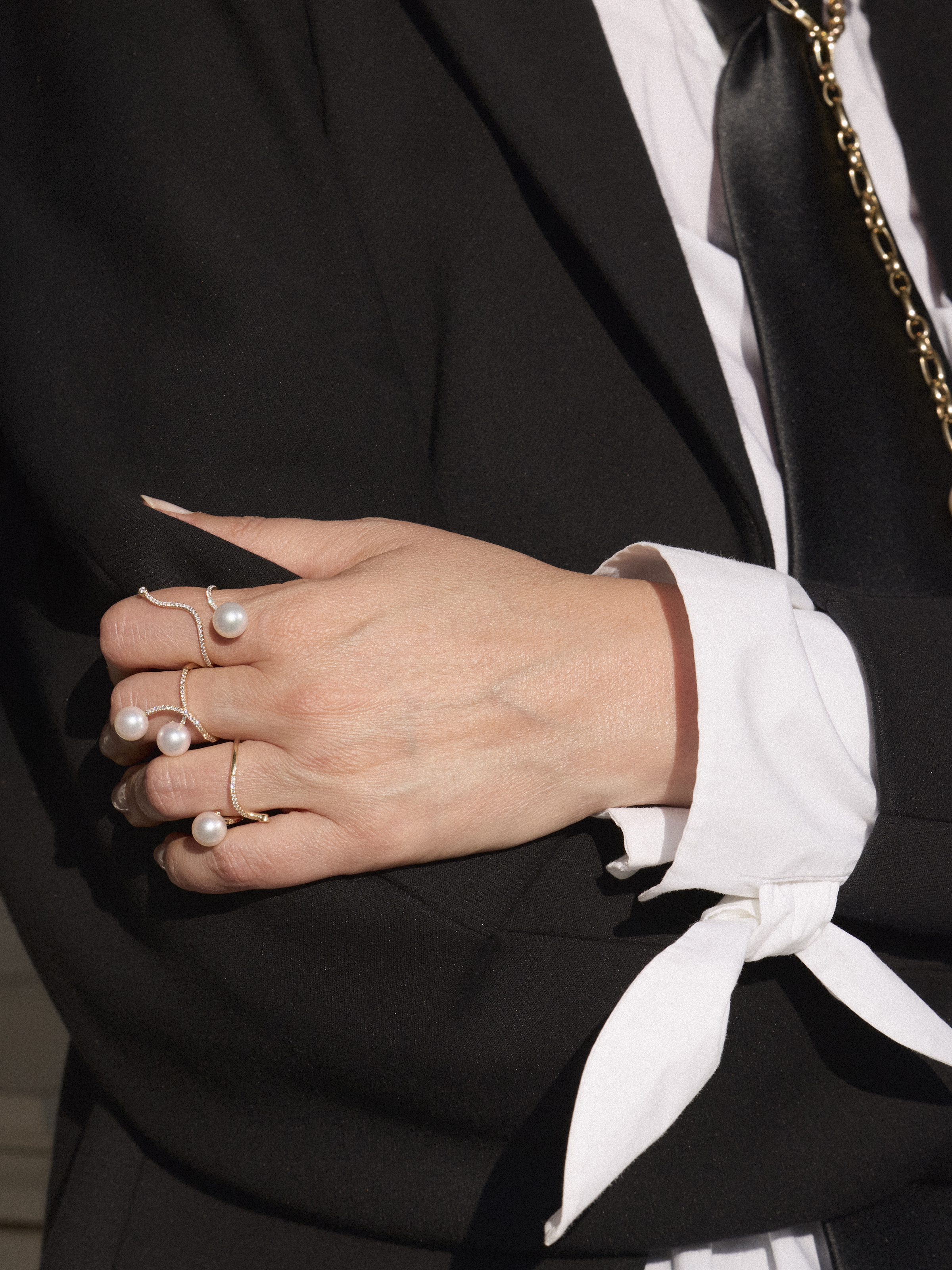 Geschlungener Goldring mit Akoyaperle und Brillanten