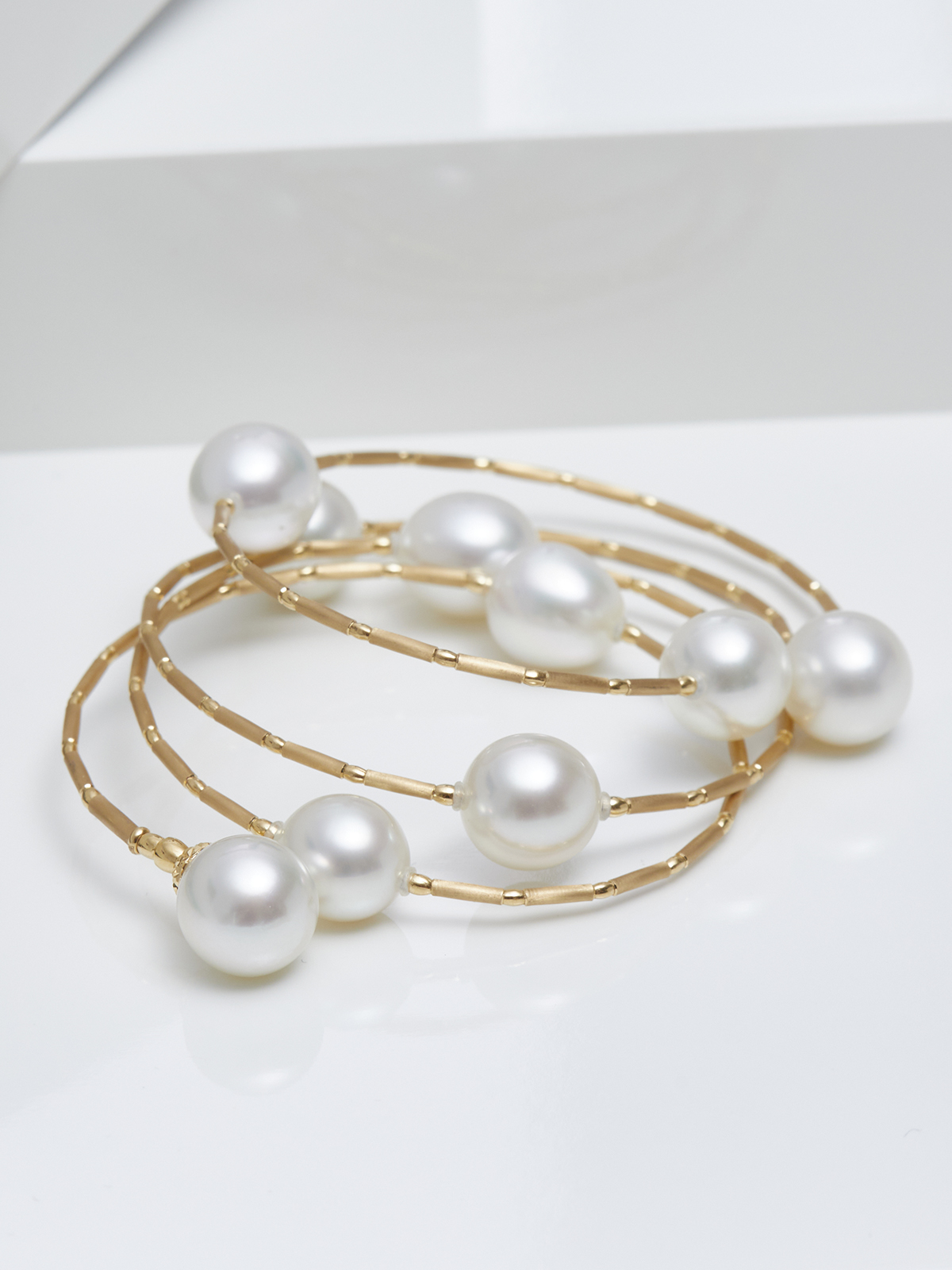 Armband in Gelbgold mit weißen Südseeperlen