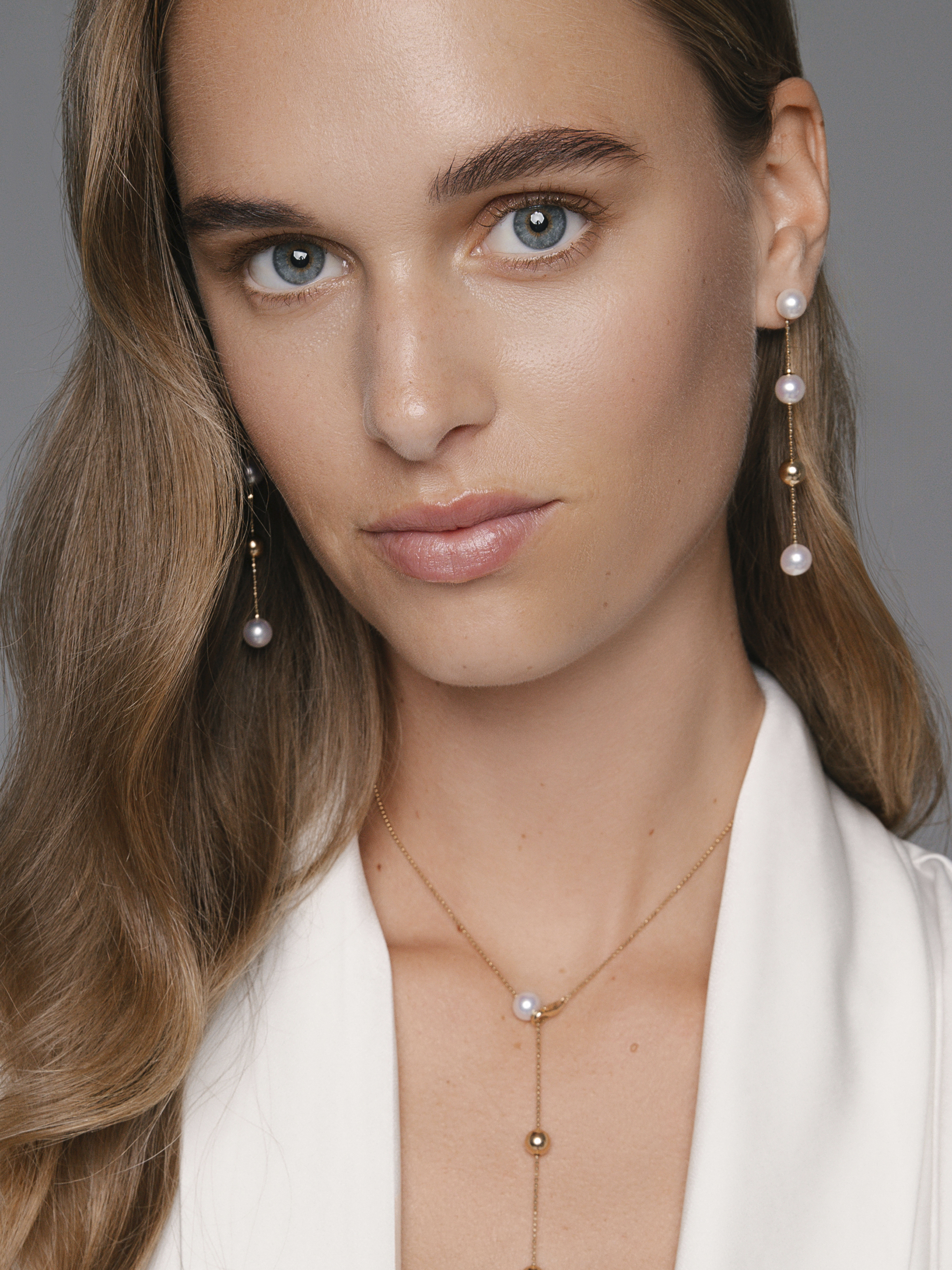 Earrings in yellow gold with Akoya pearls and gold ball