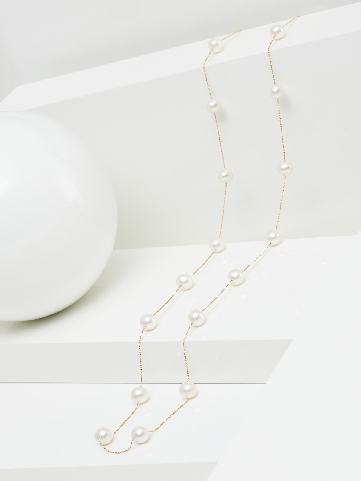 Delicate yellow gold necklace with white Freshwater pearls