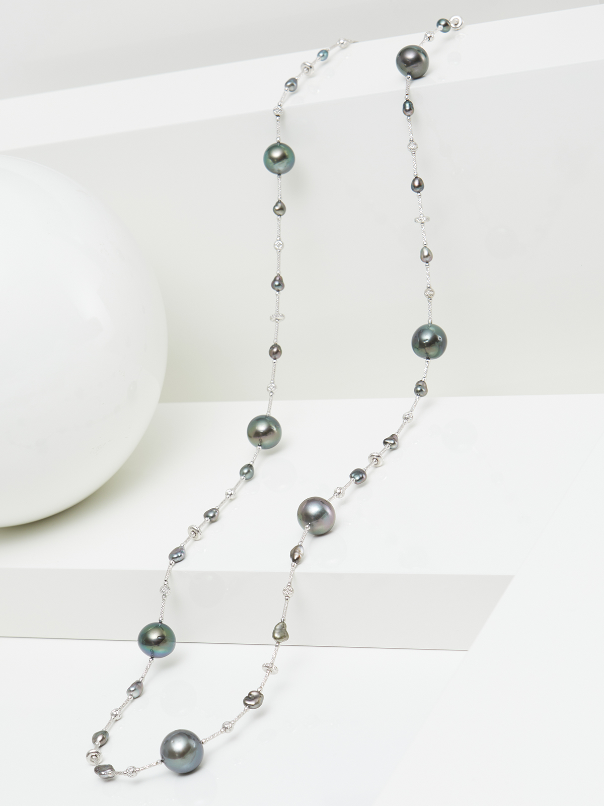 Luxurious Tahiti pearl necklace with round and keshi pearls