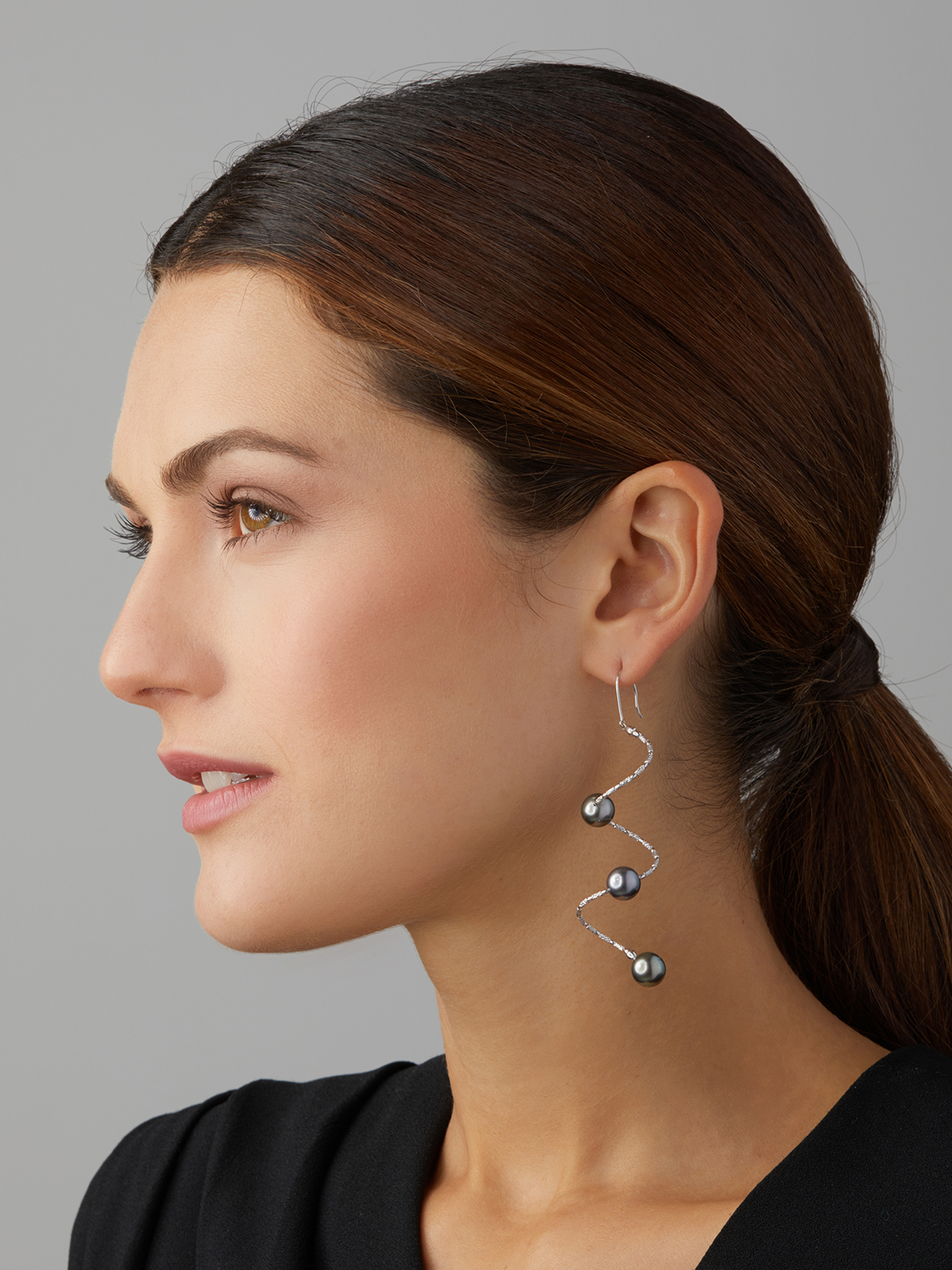 UN151-7_15360 Elegant earrings with dark Tahiti pearls in white gold