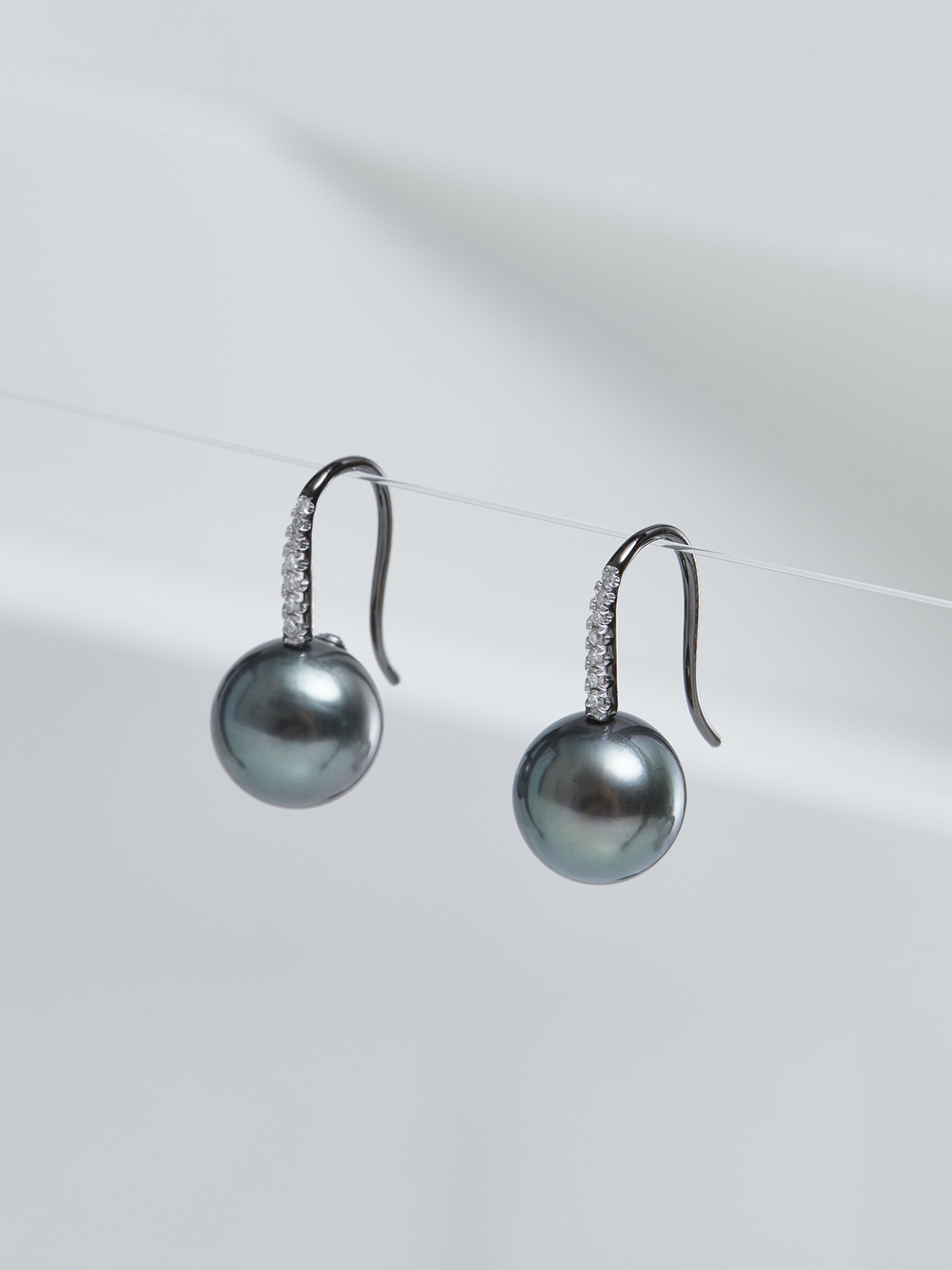 UN122-7__00457 Fine earhooks with Tahiti pearls and diamonds