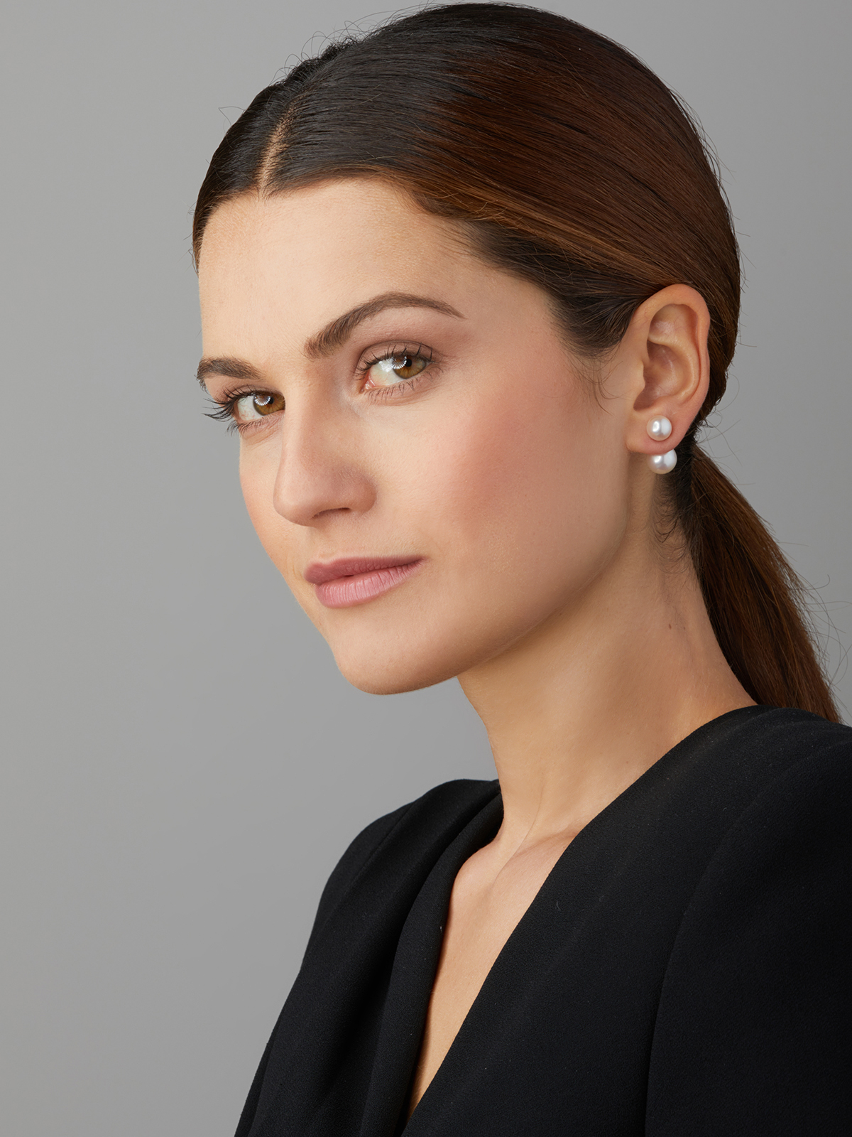 FC95-7_15618 Freshwarter pearl stud earrings with white pearls front and back