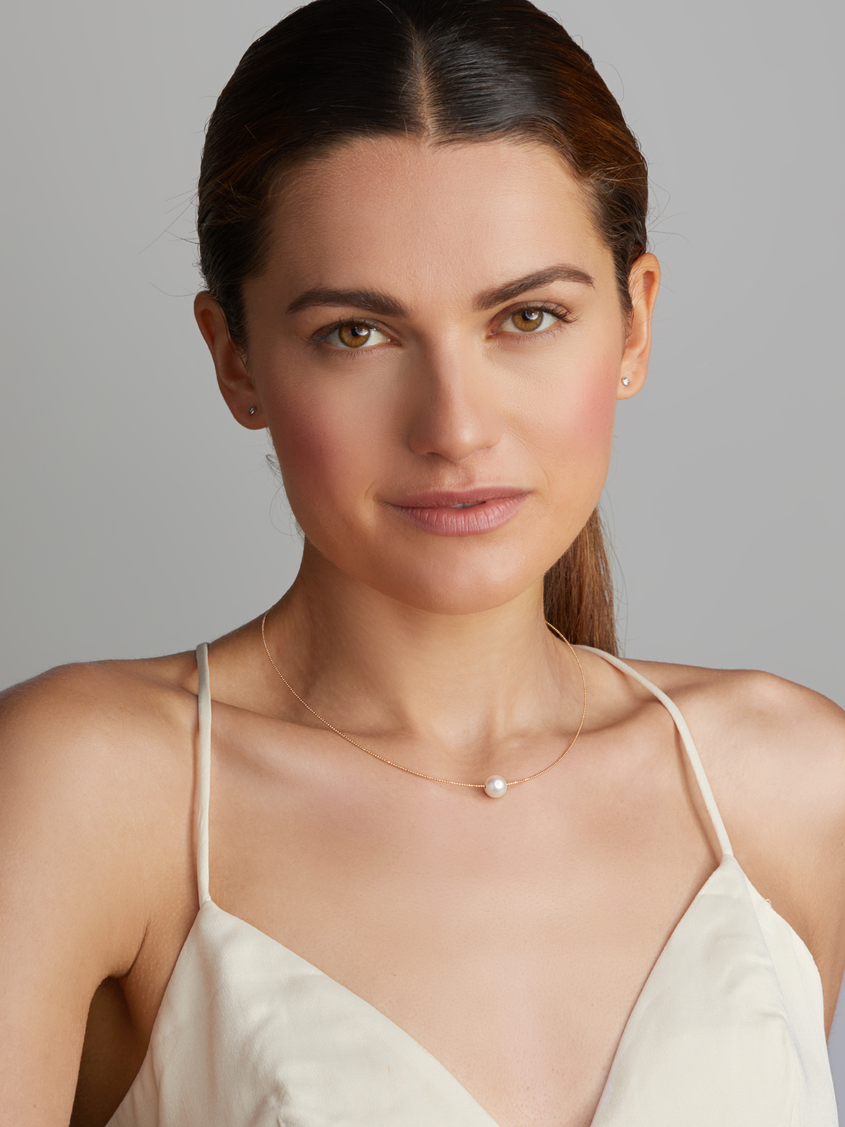 Delicate choker with a single pearl