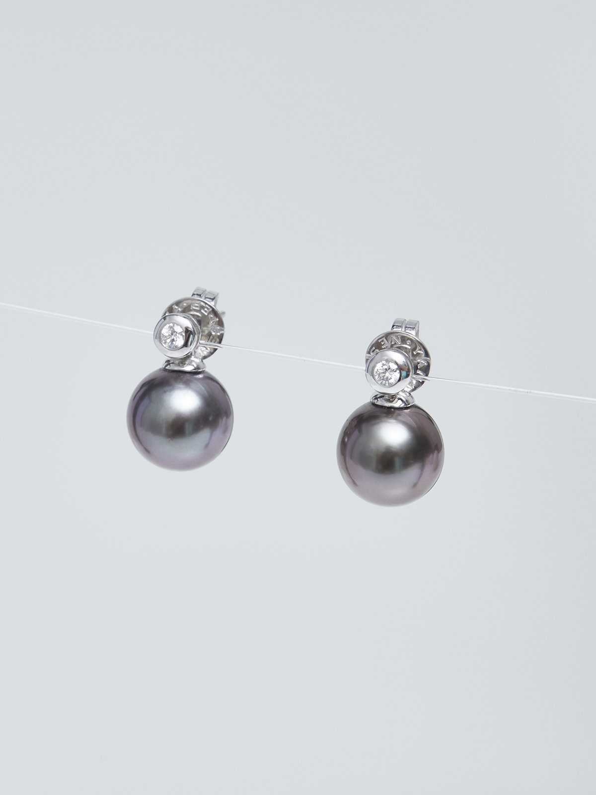 Delicate stud earrings with pearl and diamond