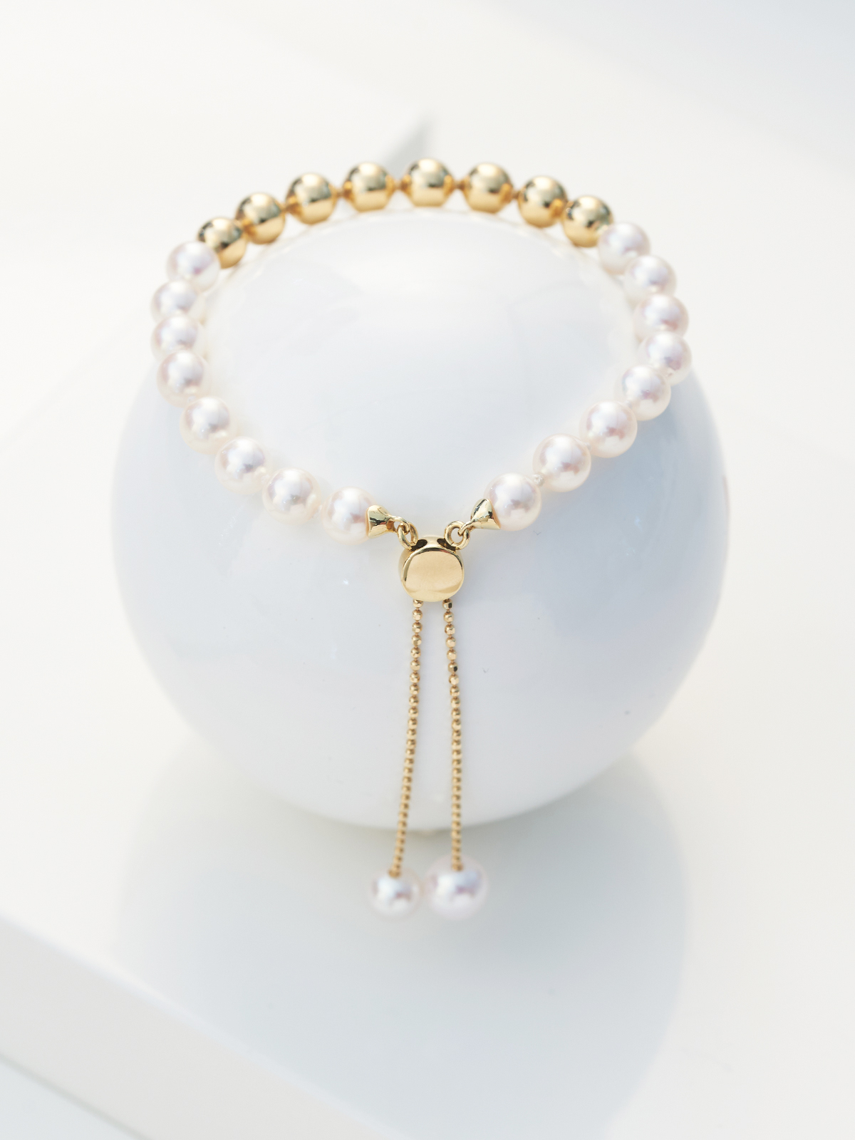 Wandelbares Akoya-Perlenarmband mit Slide-Verschluss und Kugeln in Gelbgold