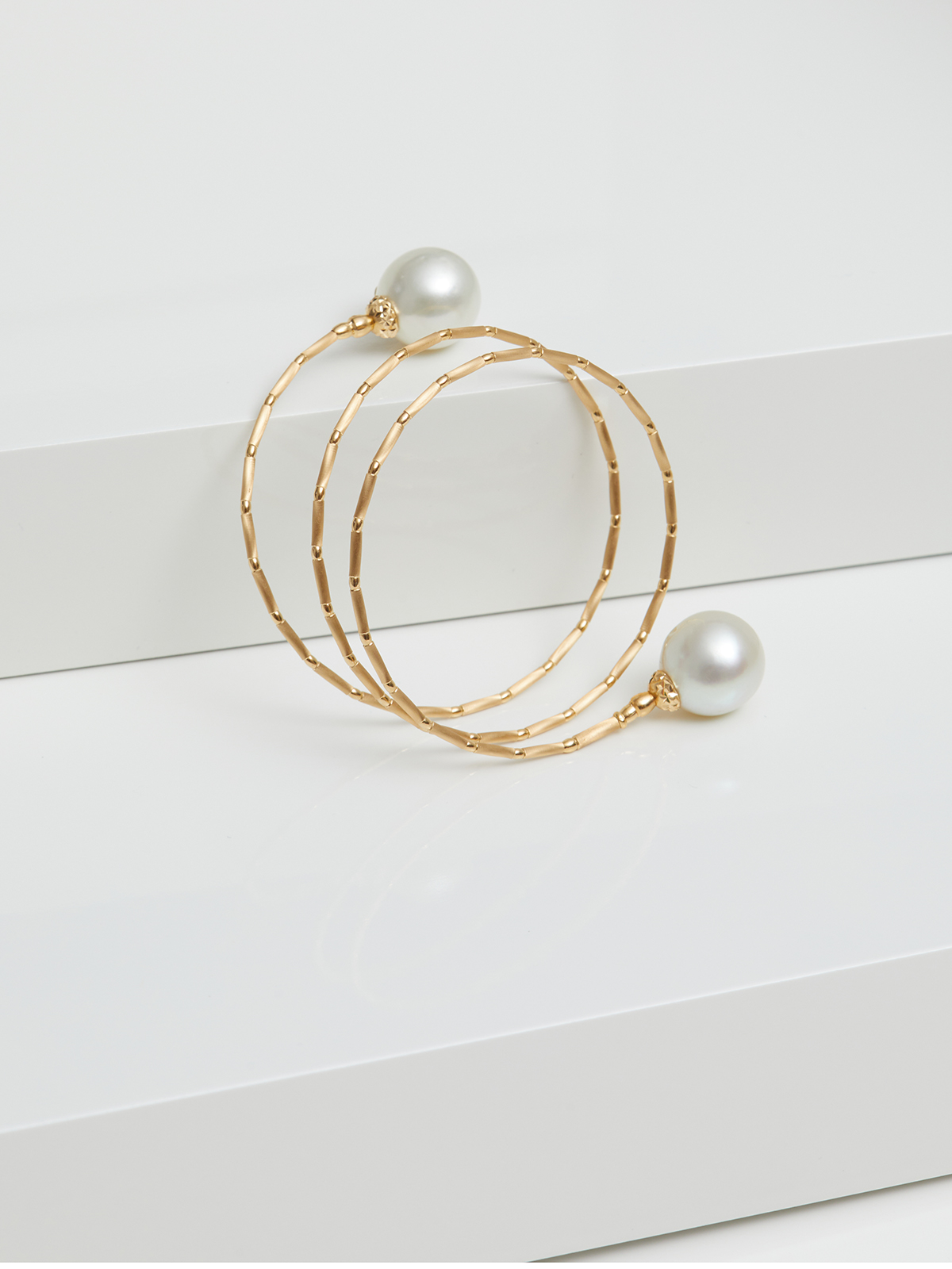 Wrapping bracelet in yellow gold with South Sea pearls