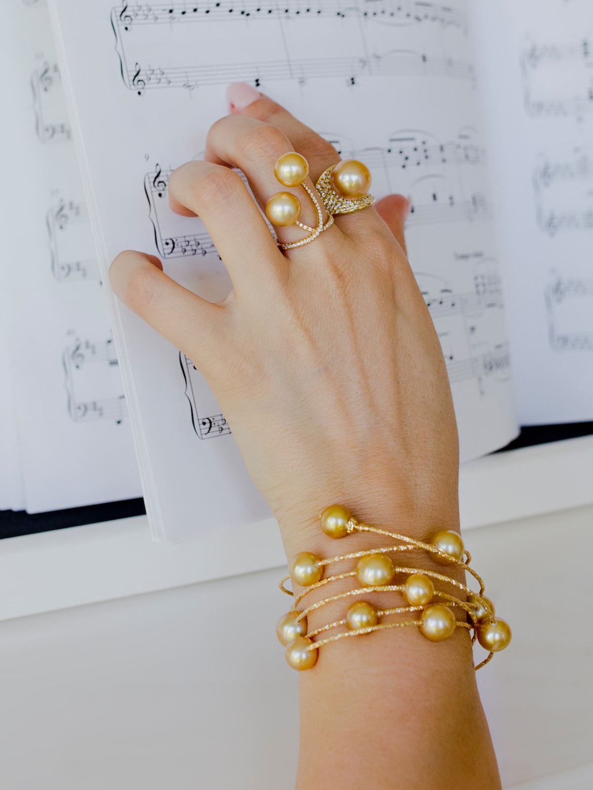 Geschwungener Goldring mit goldfarbenen Südseeperlen und Brillanten