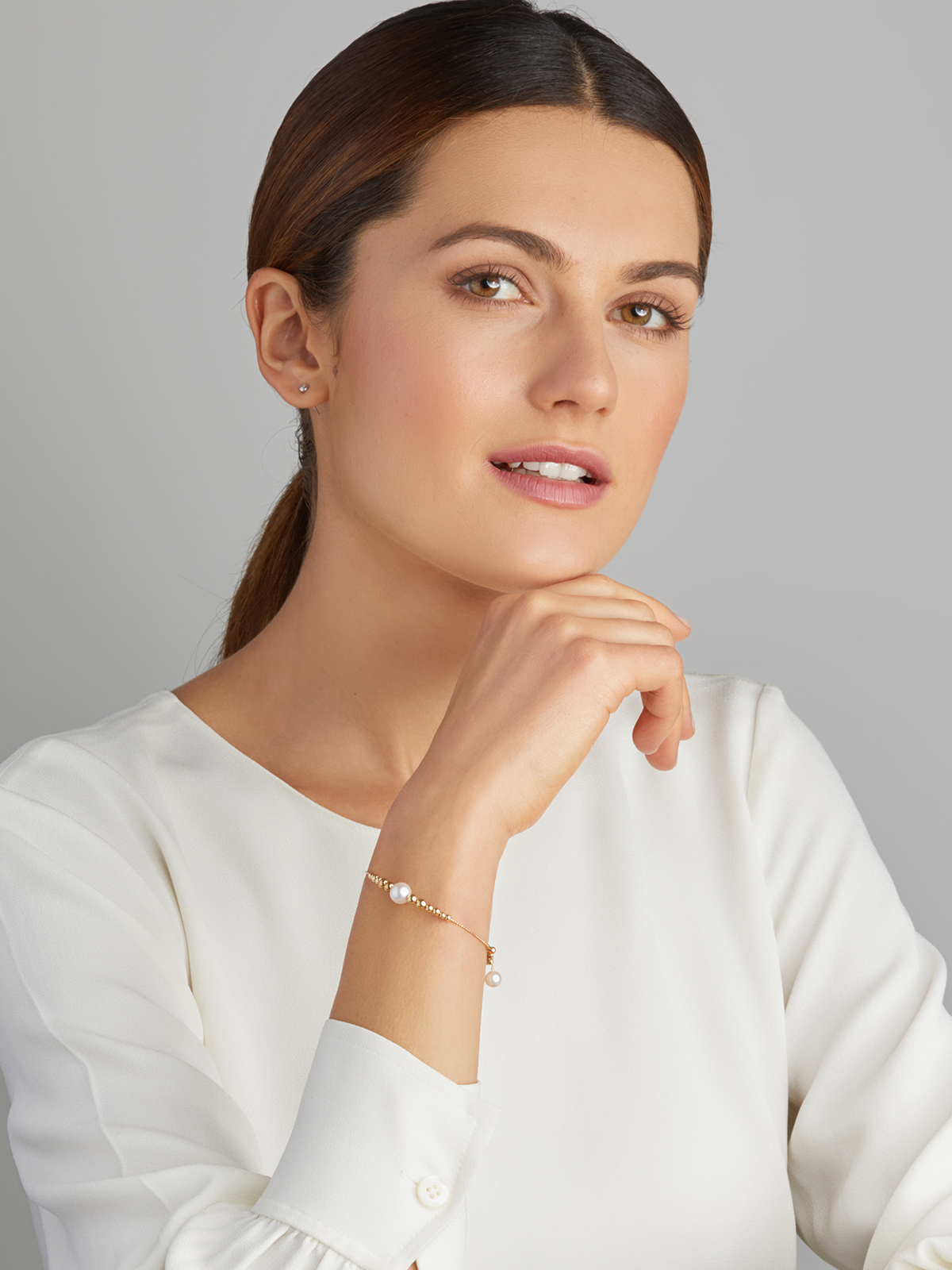 AP161-7_18423 Delicate bangle with Akoya pearl and yellow gold beads