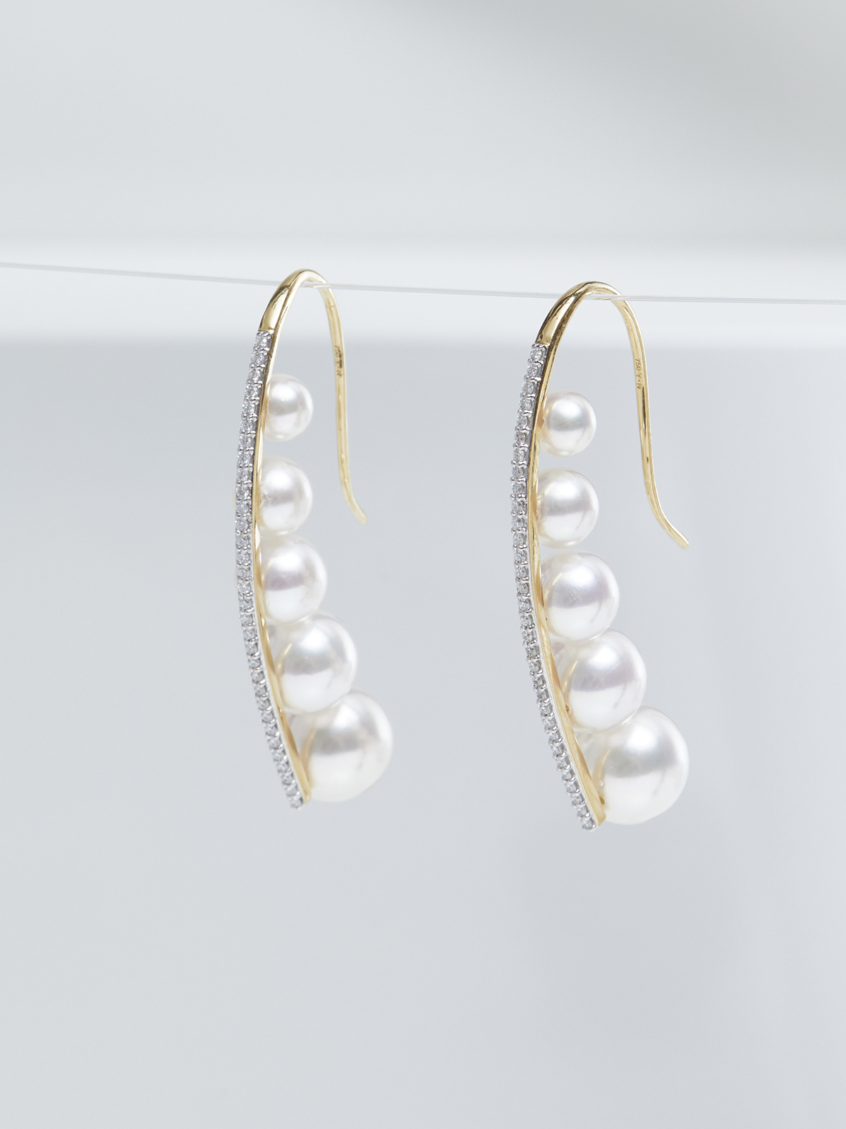 Elegante Ohrhaken mit Brillanten und Perlen