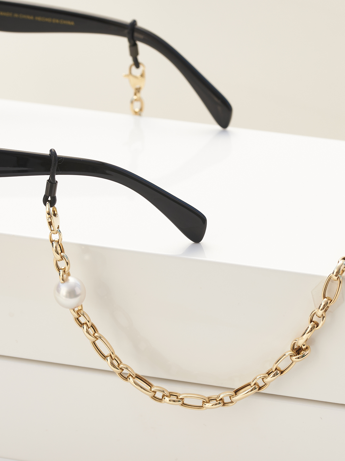 Versatile eyewear chain in yellow gold with South Sea pearls