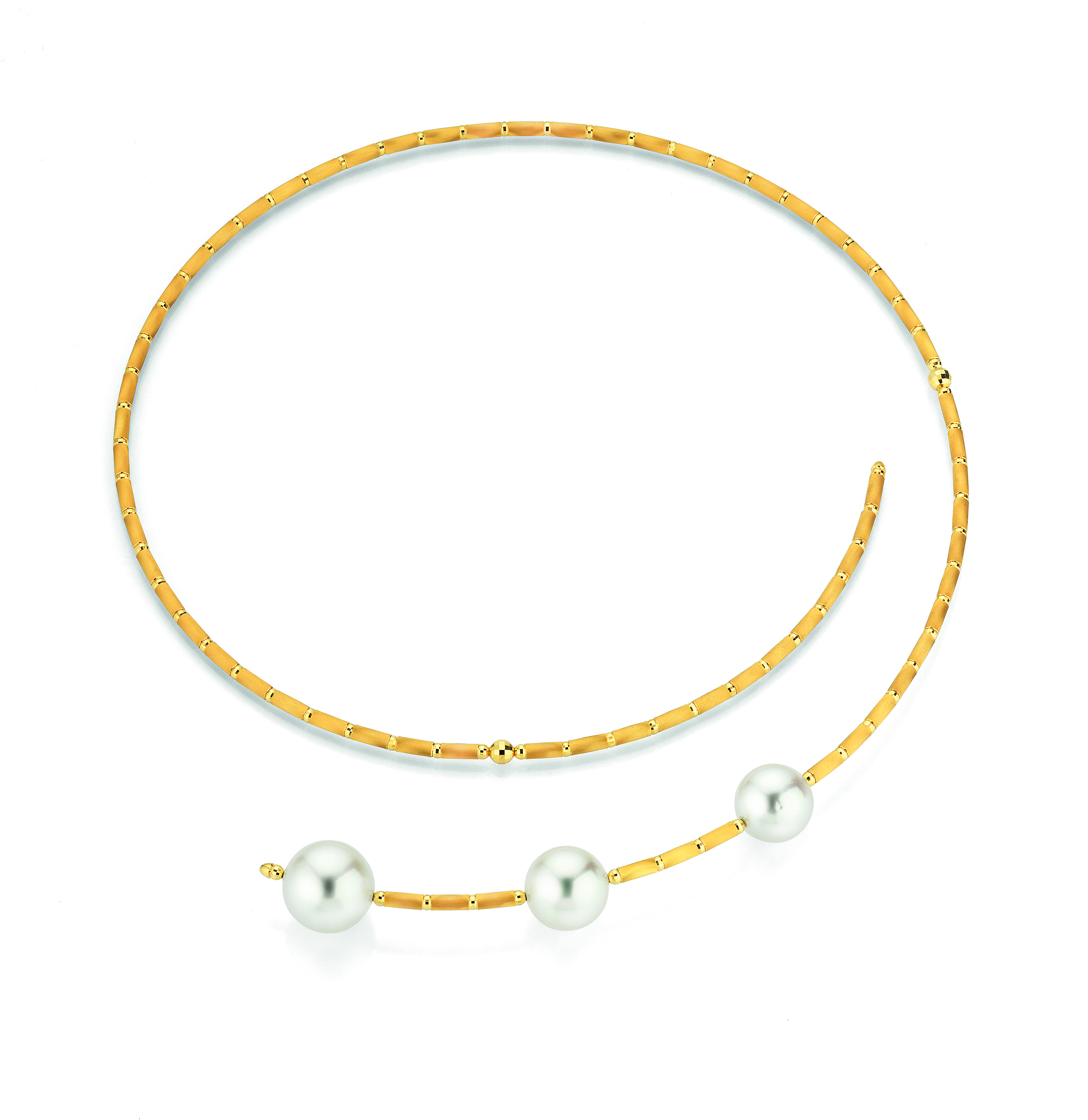 Elegant magnetic pearl choker in yellow gold