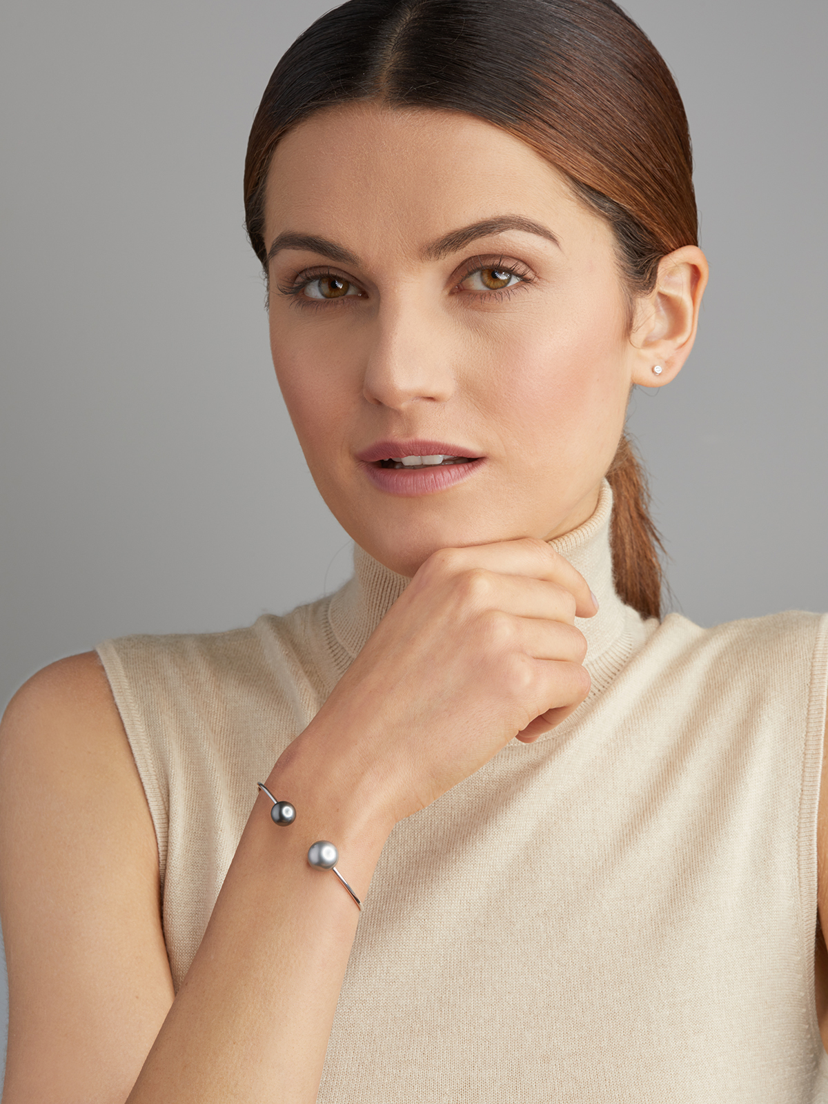 UN130-7a_18790 Open designed bangle with black and grey Tahiti pearl