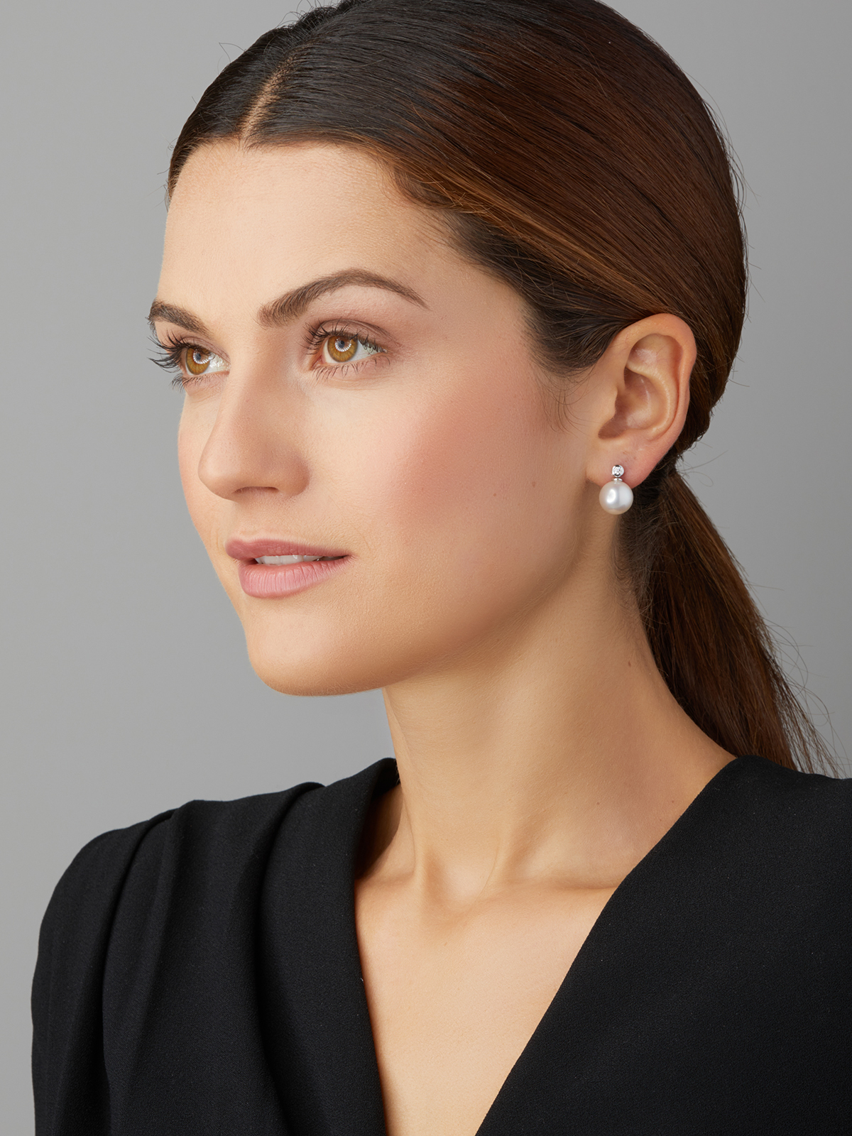 Delicate stud earrings with pearl and diamond