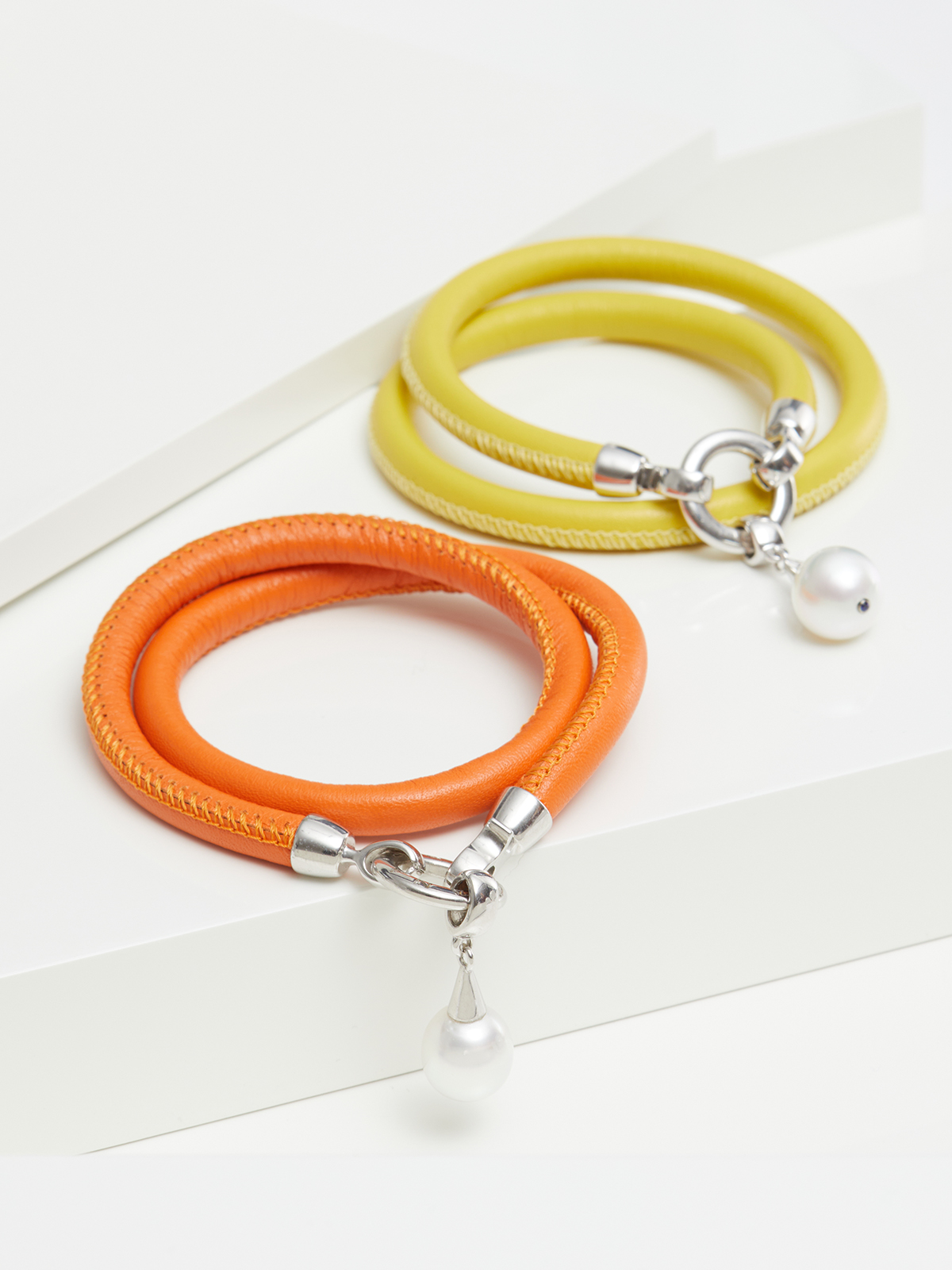Wandelbares Lederarmband in Orange mit Südsee Perlenanhänger
