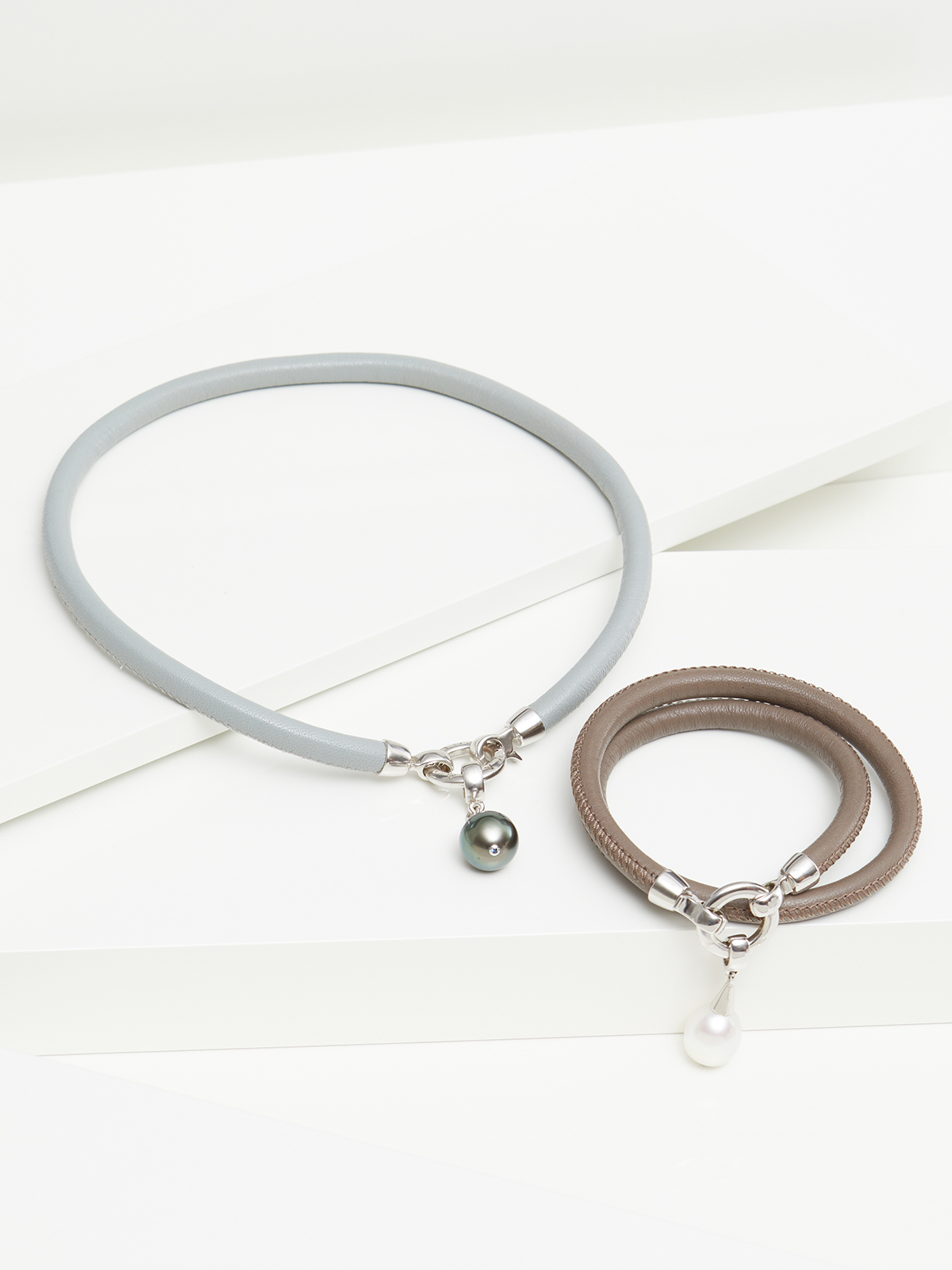 Wandelbares Lederarmband in Grau mit Tahiti Perlenanhänger