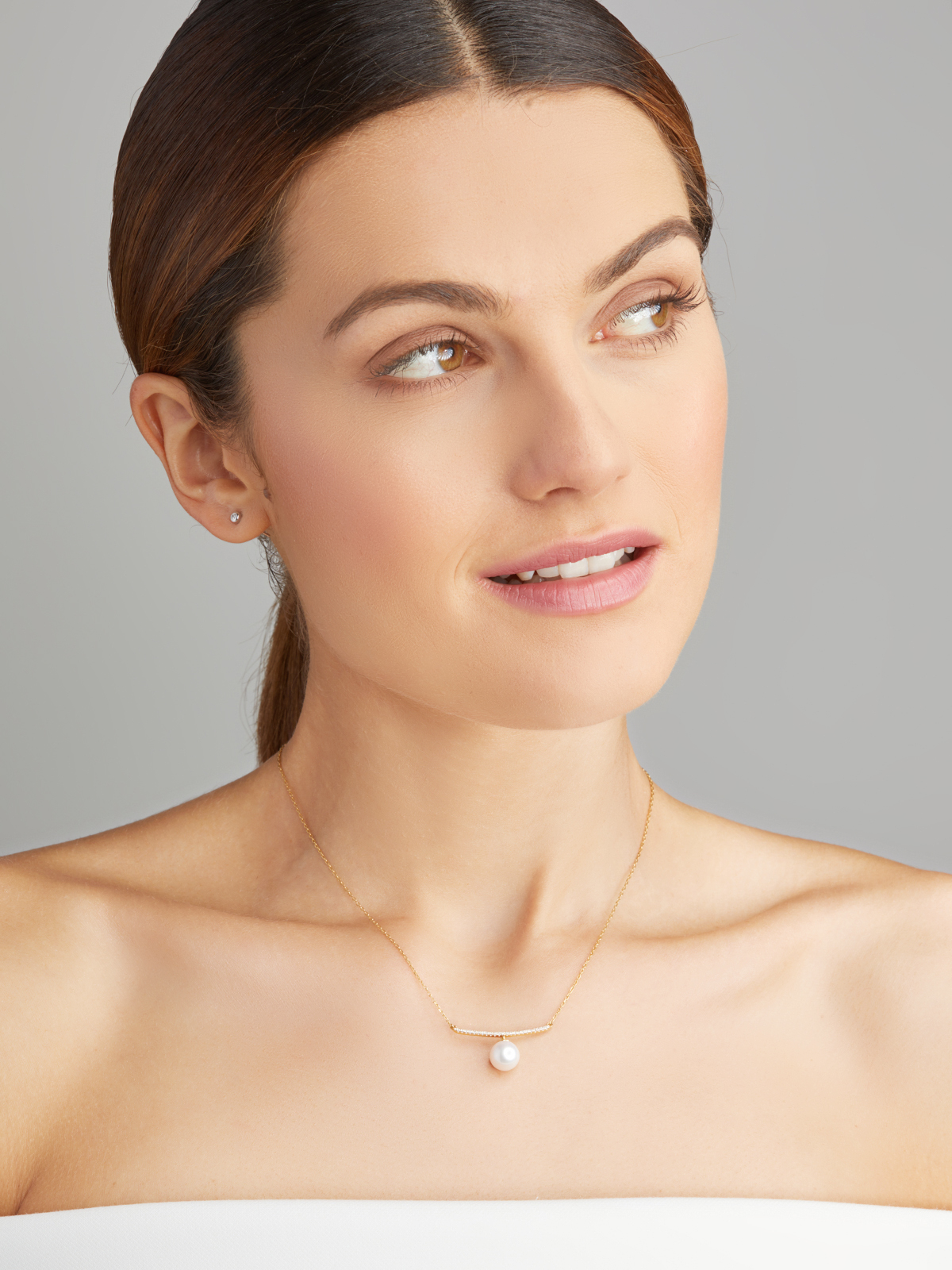 Zarte Perlenanhängerkette mit Diamanten