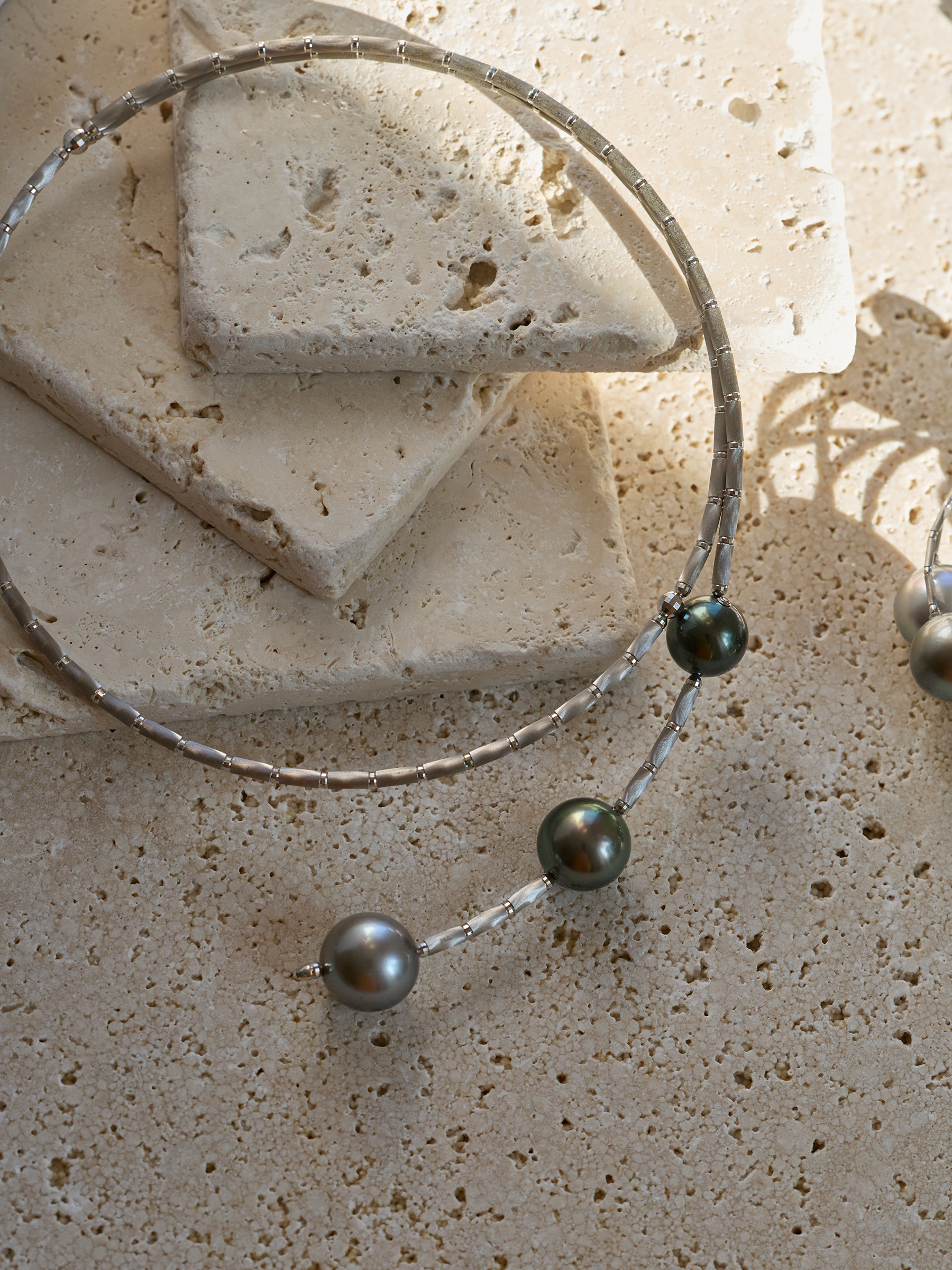Charming, magnetic pearl choker in white gold