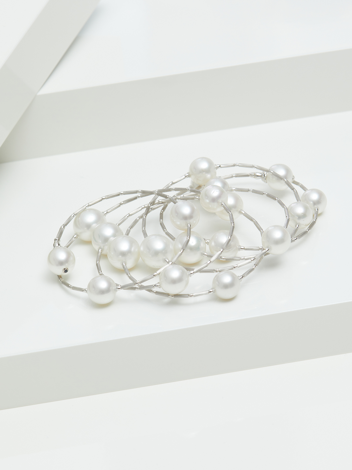 Long wrapping bracelet in white gold with precious South Sea pearls
