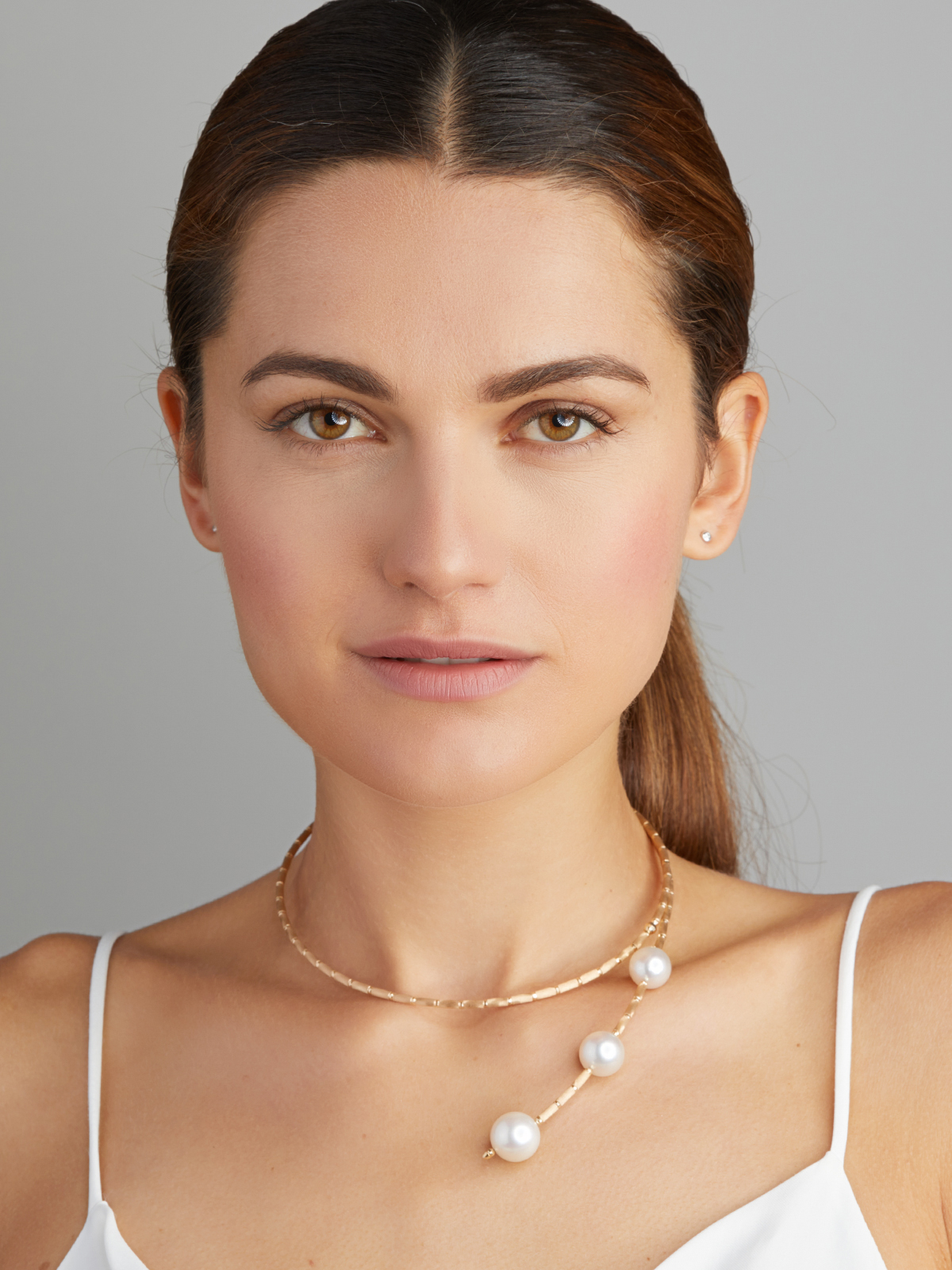 SM1_Model Elegant magnetic pearl choker in yellow gold