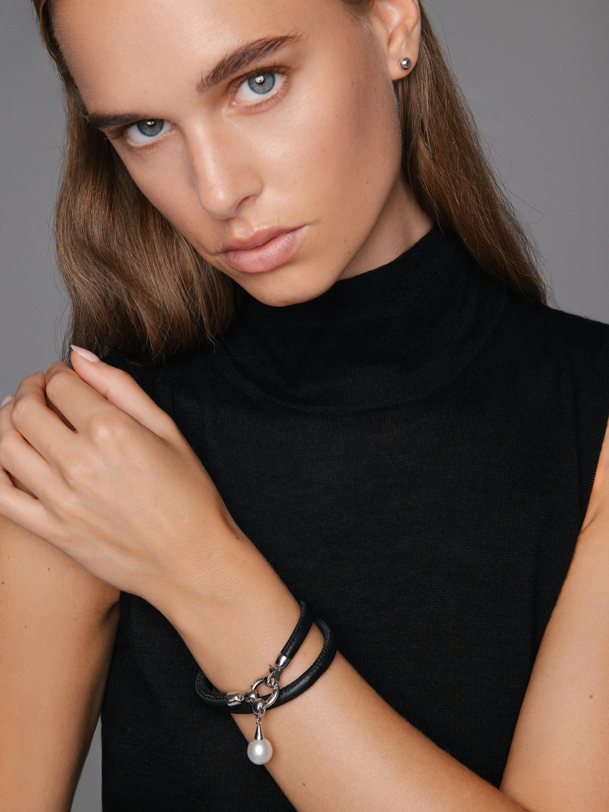 Versatile leather bracelet in black with South Sea pearl pendant