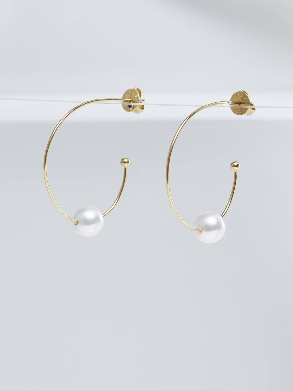 AP104-7__00478 Slim Akoya pearl hoop earrings in yellow gold
