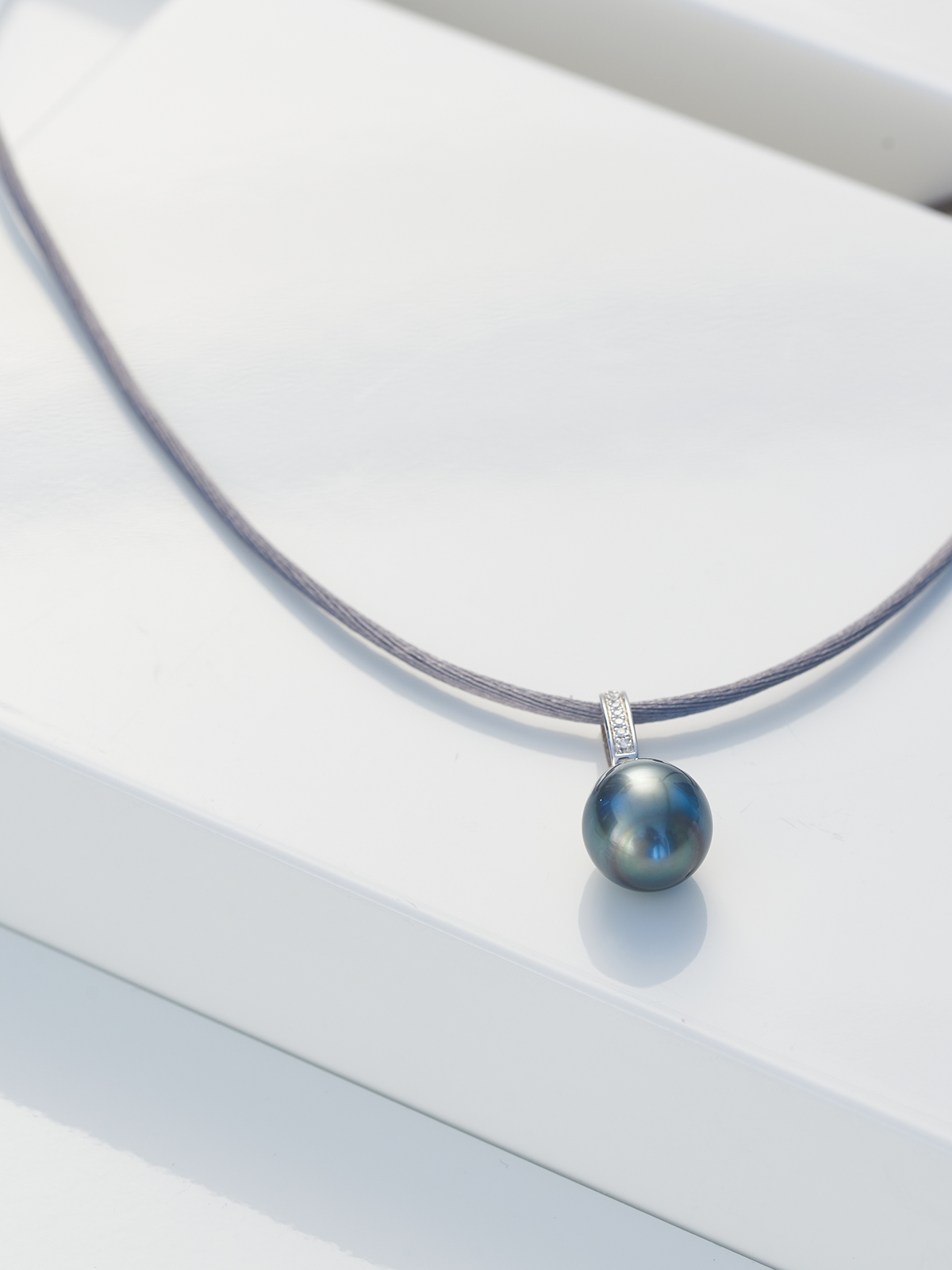 Necklace with Tahiti pearl pendant with diamonds