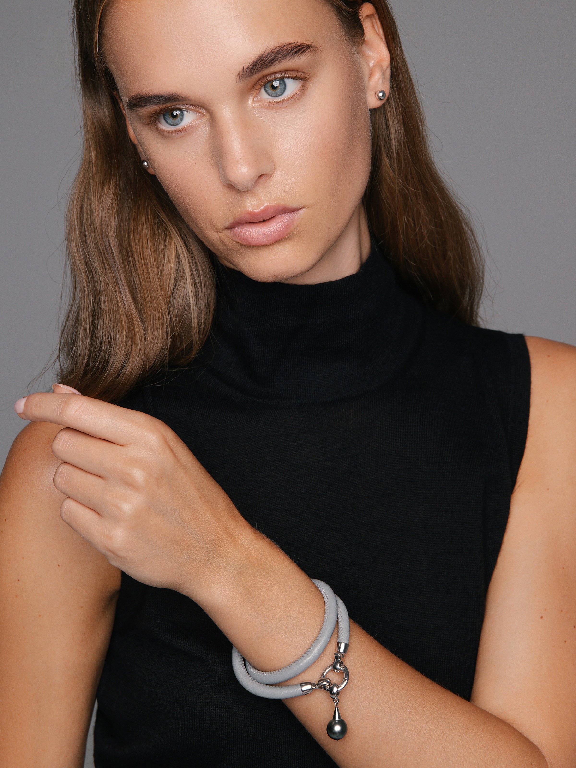 Wandelbares Lederarmband in Grau mit Tahiti Perlenanhänger