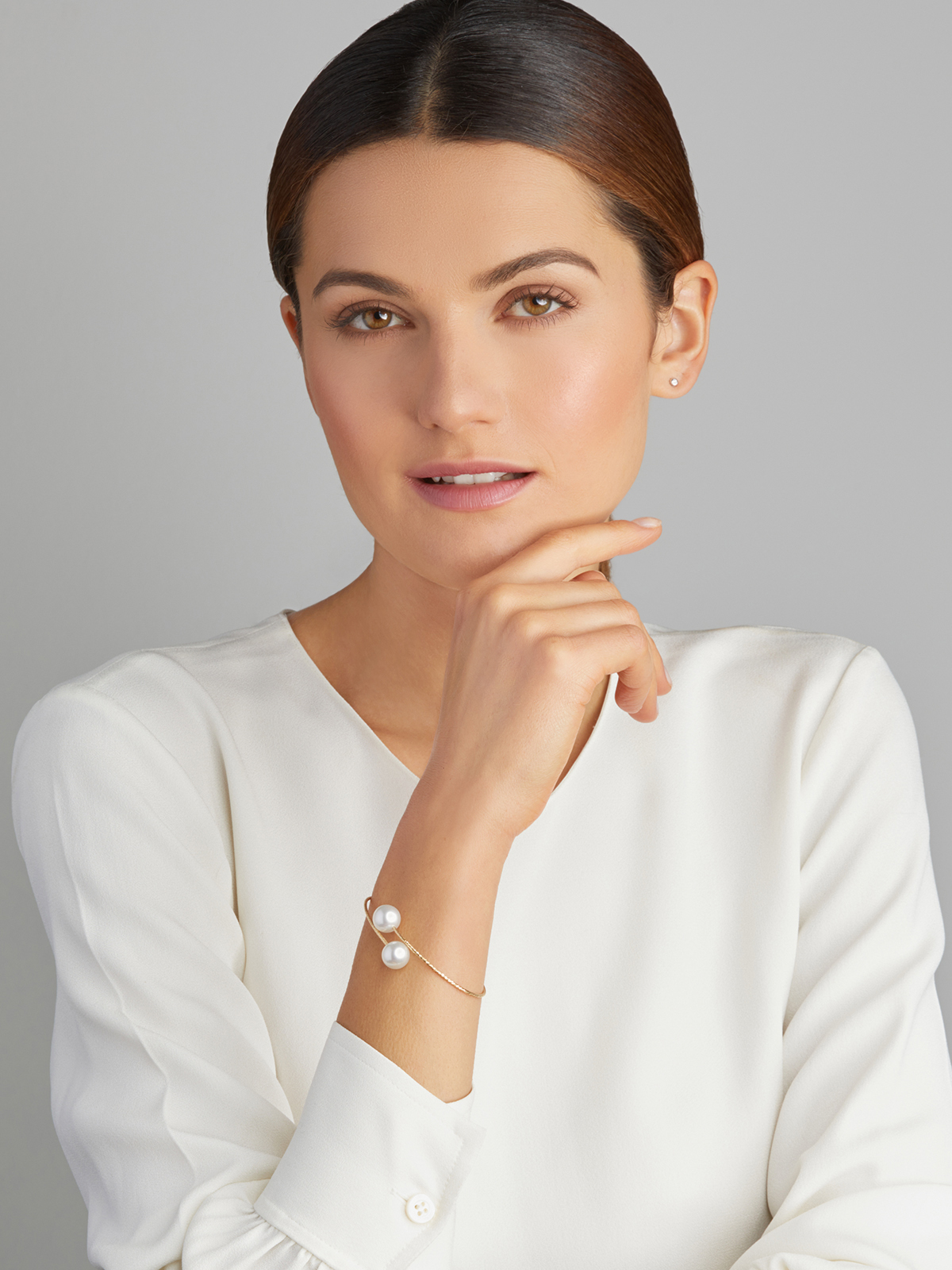 Delicate pearl bangle in yellow gold with South Sea pearls