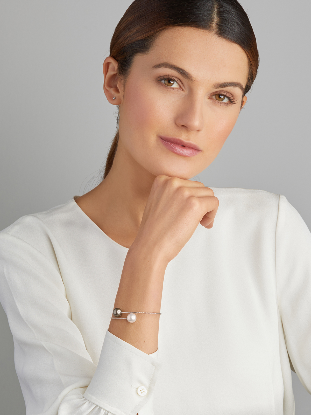 Delicate pearl bangle in white gold with South Sea  and Tahiti pearl