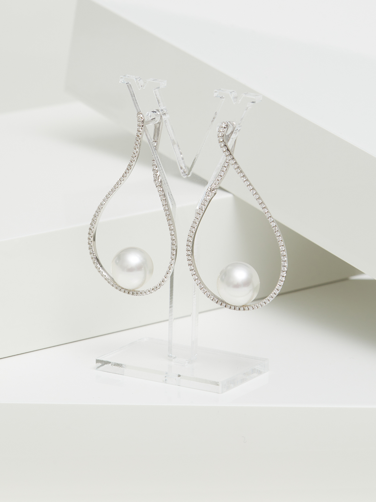 Drop earrings with diamonds and Freshwater pearls