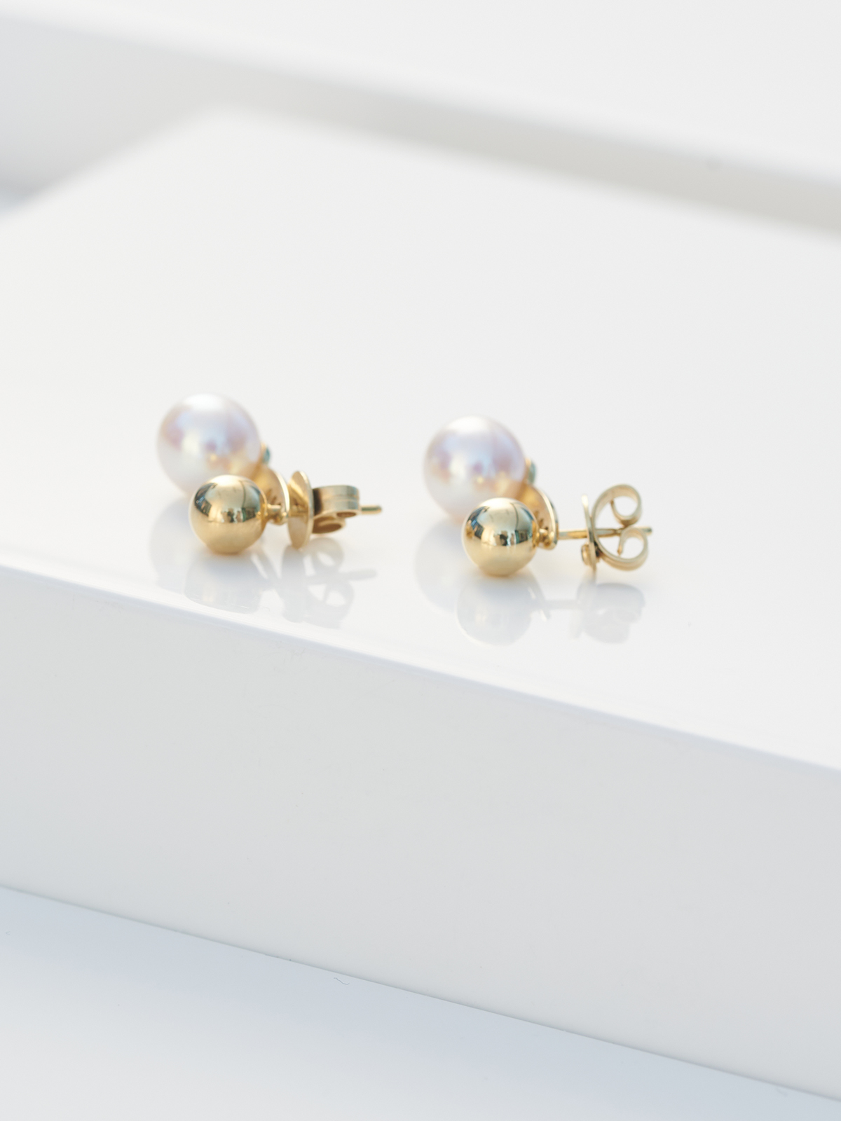 Gold earstuds with detachable Akoya pearl