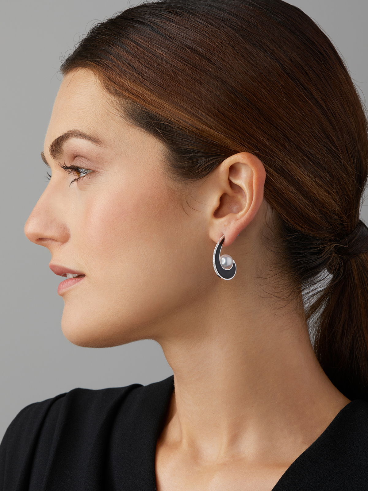 Pearl earrings in white gold with diamonds and onyx