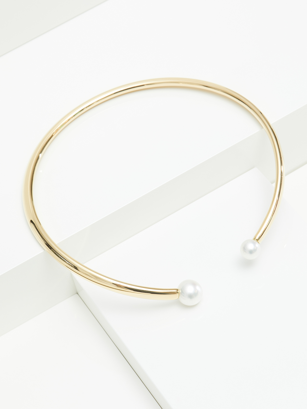 Yellow gold choker with South Sea pearls