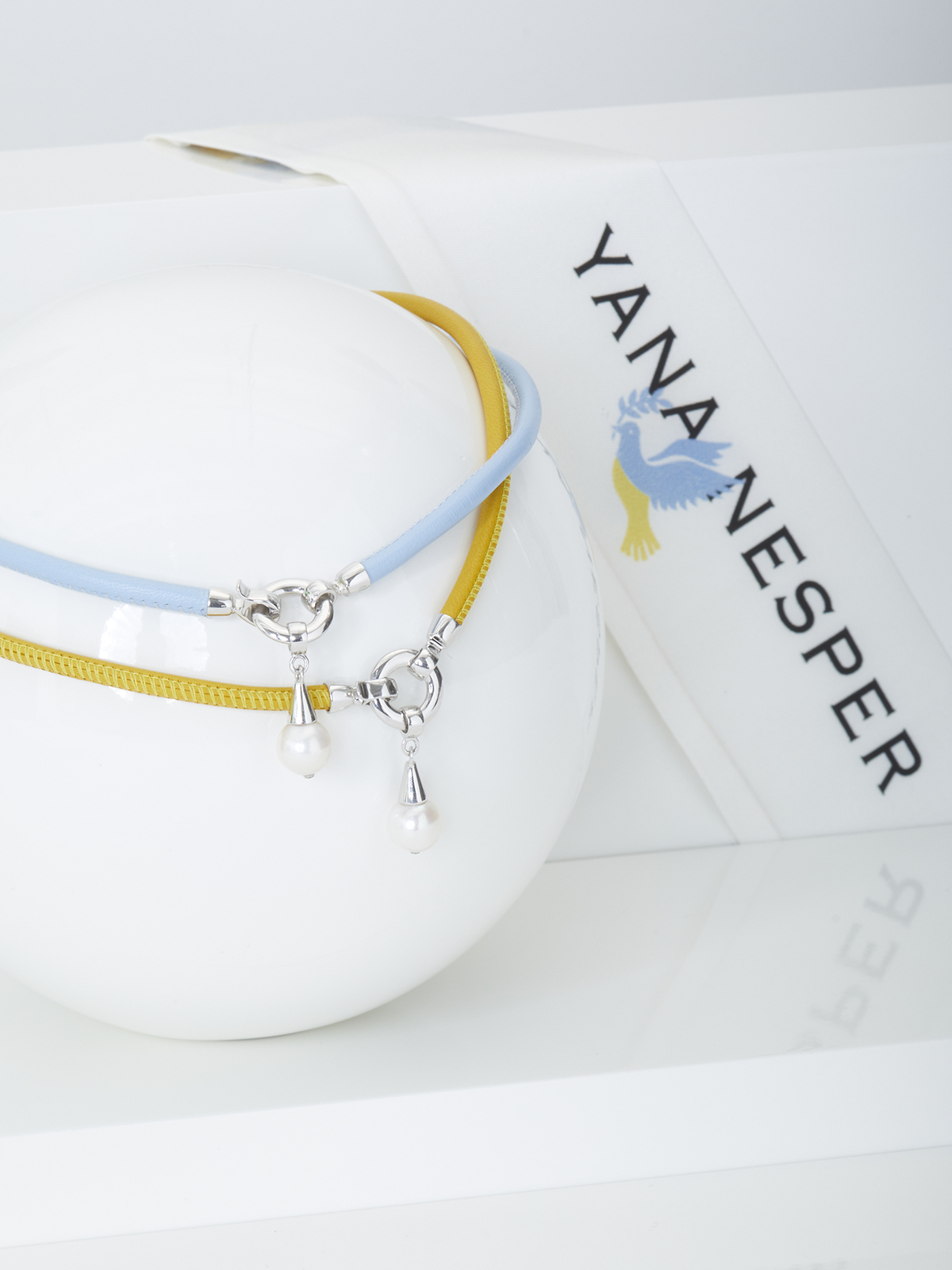 UA3503_geschnitten Versatile leather bracelet in yellow with Freshwater pearl pendant