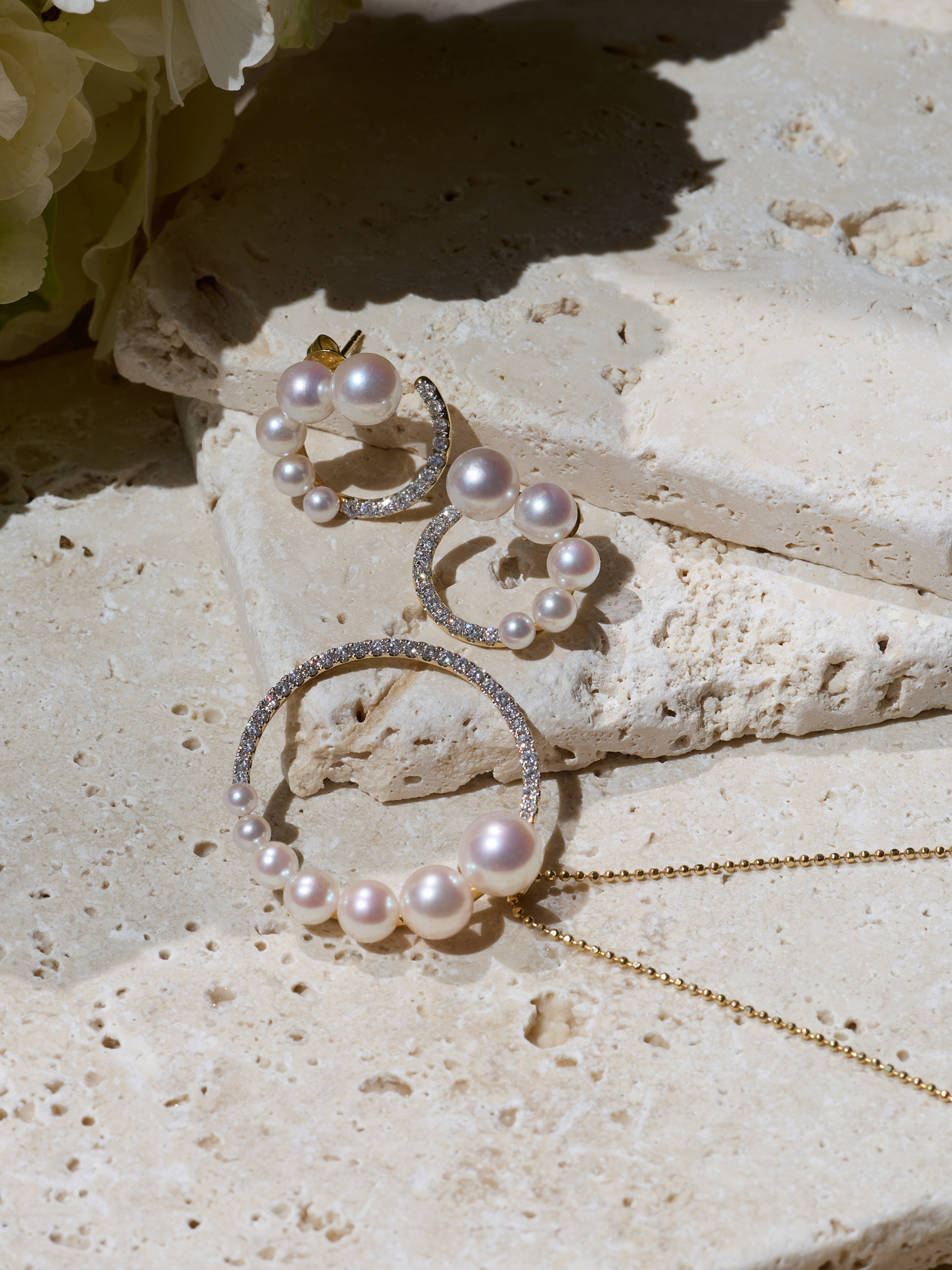 Fascinating gold necklace with diamonds and pearl pendant