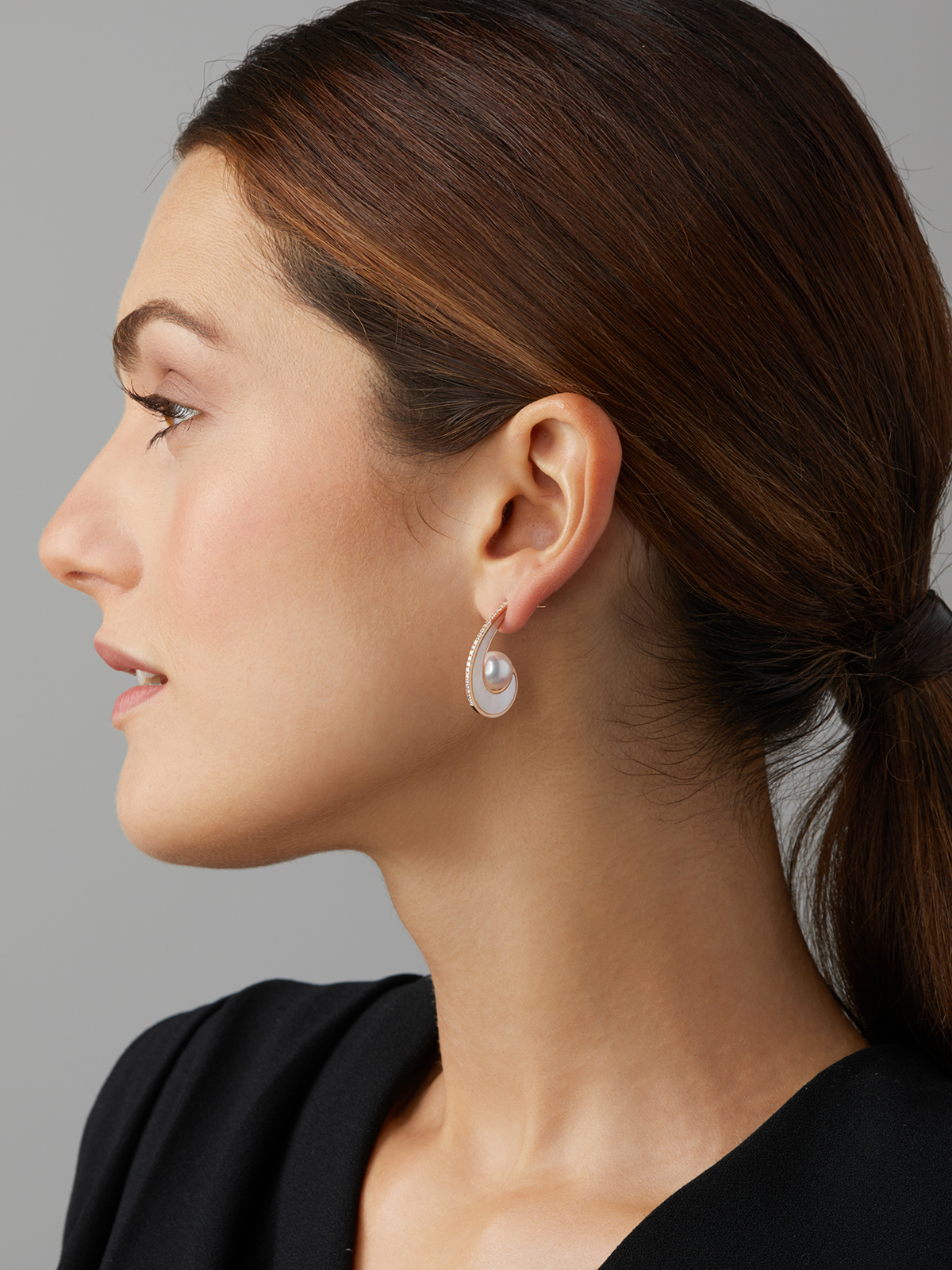 Pearl earrings in rose gold with diamonds and mother-of-pearl
