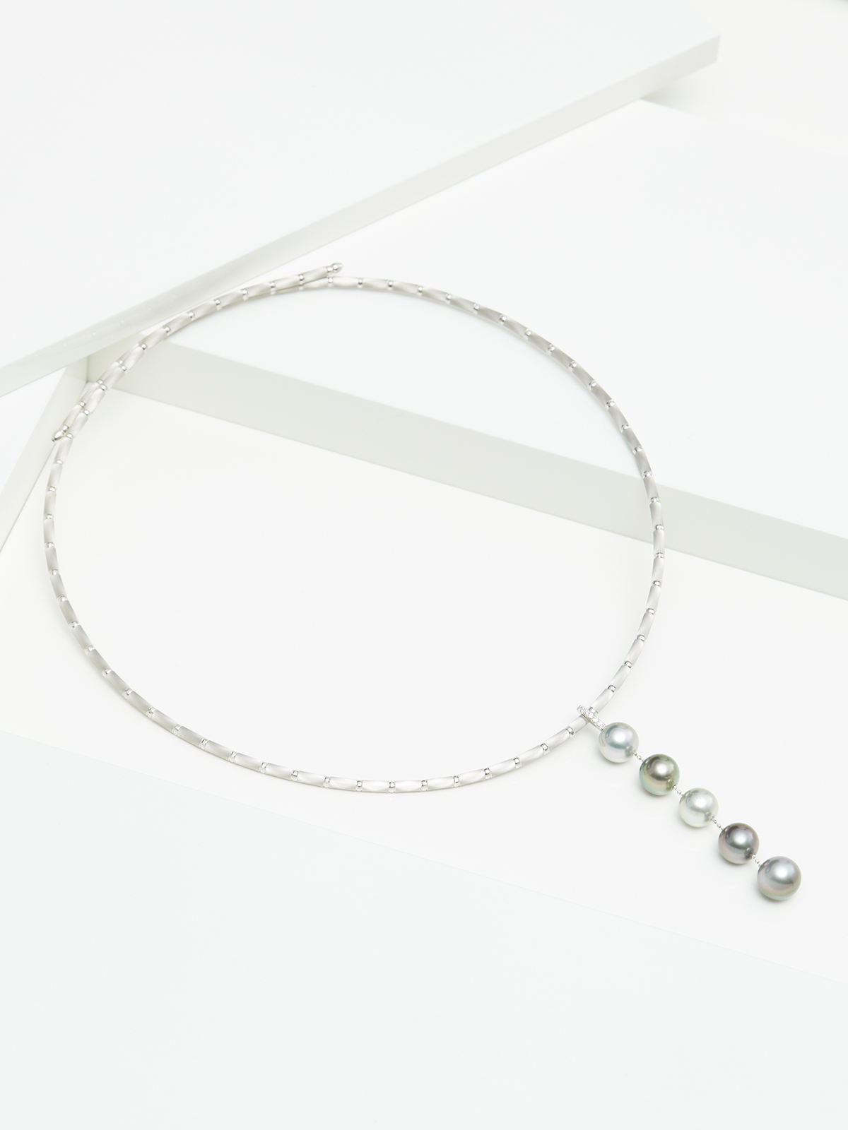 White gold statement necklace with Tahiti pearl pendant and diamonds