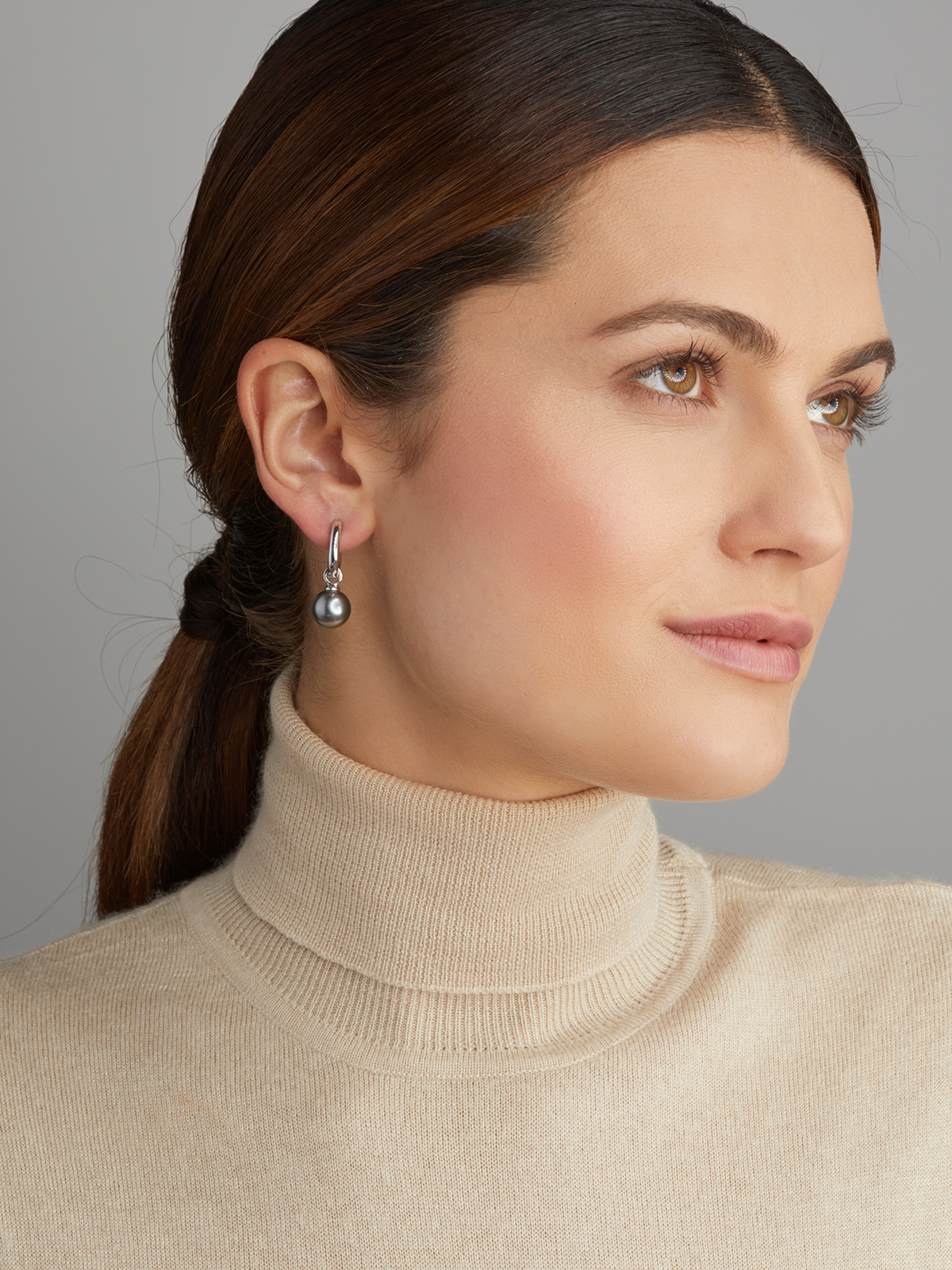 UN80-7_19656 Fine gold creoles with Tahiti pearl