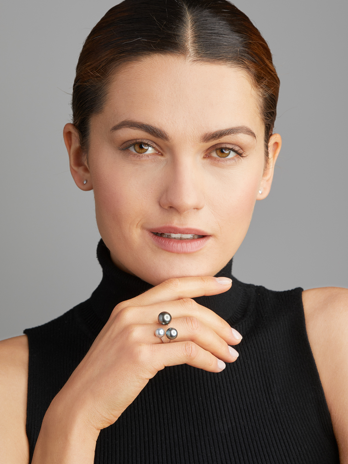 Open white gold ring with multicoloured Tahiti pearls and Akoya pearl
